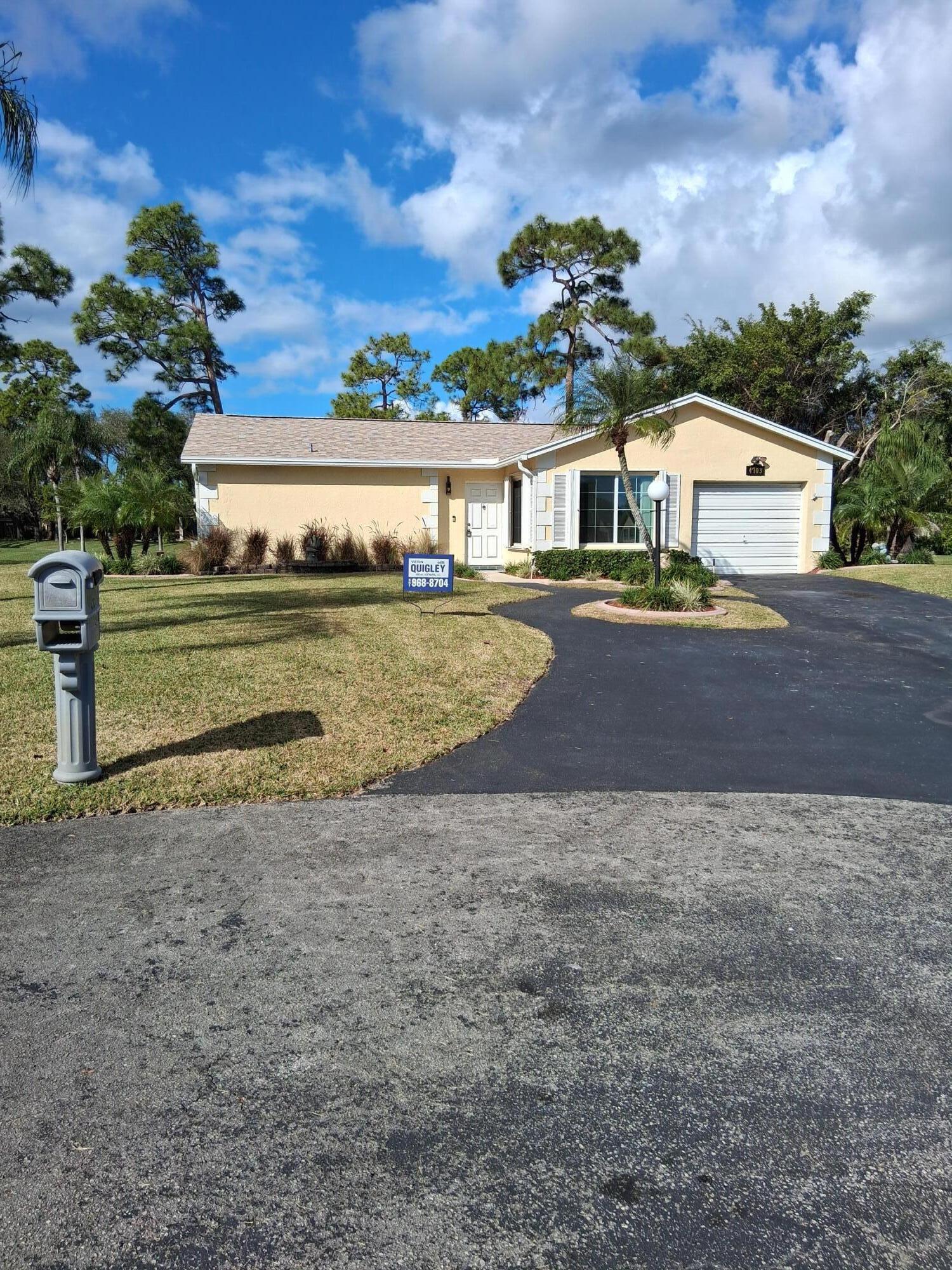 Foto de propiedad en 4703 Rainbow Drive, Greenacres, FL 33463 Greenacres con MLS# 