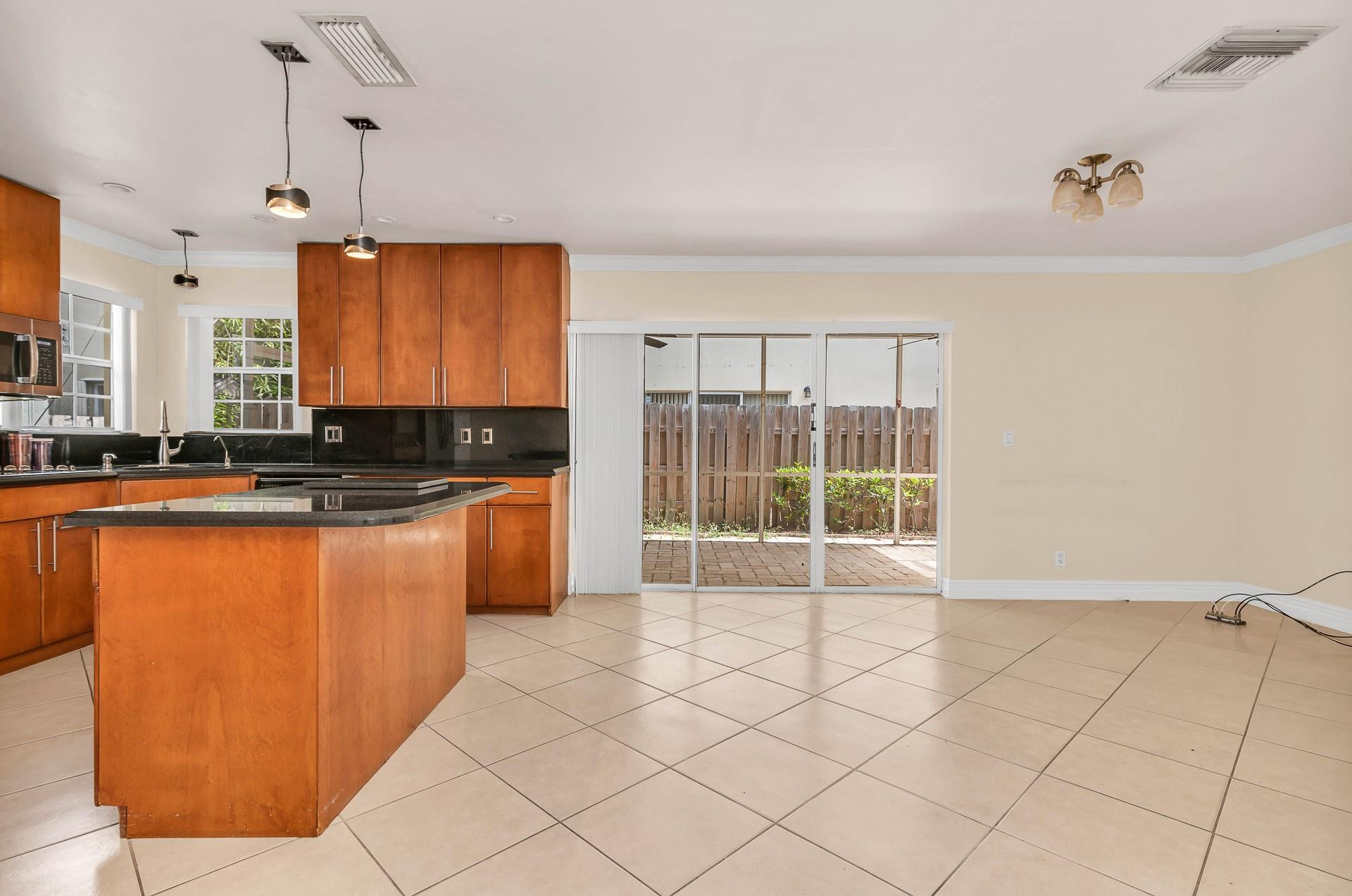 Foto de propiedad en 5486 NW 44TH Way, Coconut Creek, FL 33073 Coconut Creek con MLS# 