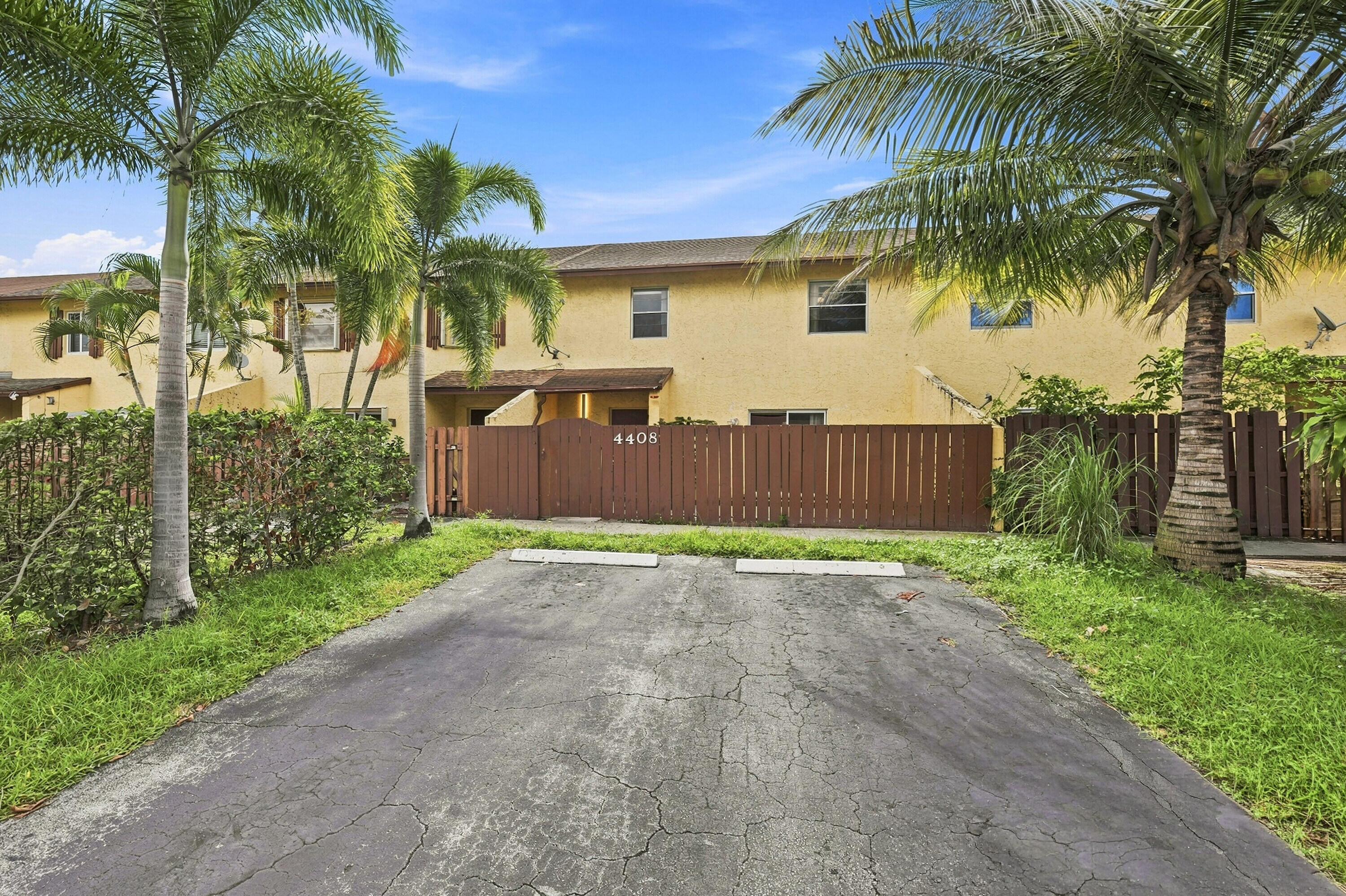 Foto de propiedad en 4408 NW 4TH Avenue, Deerfield Beach, FL 33064 Deerfield Beach con MLS# 