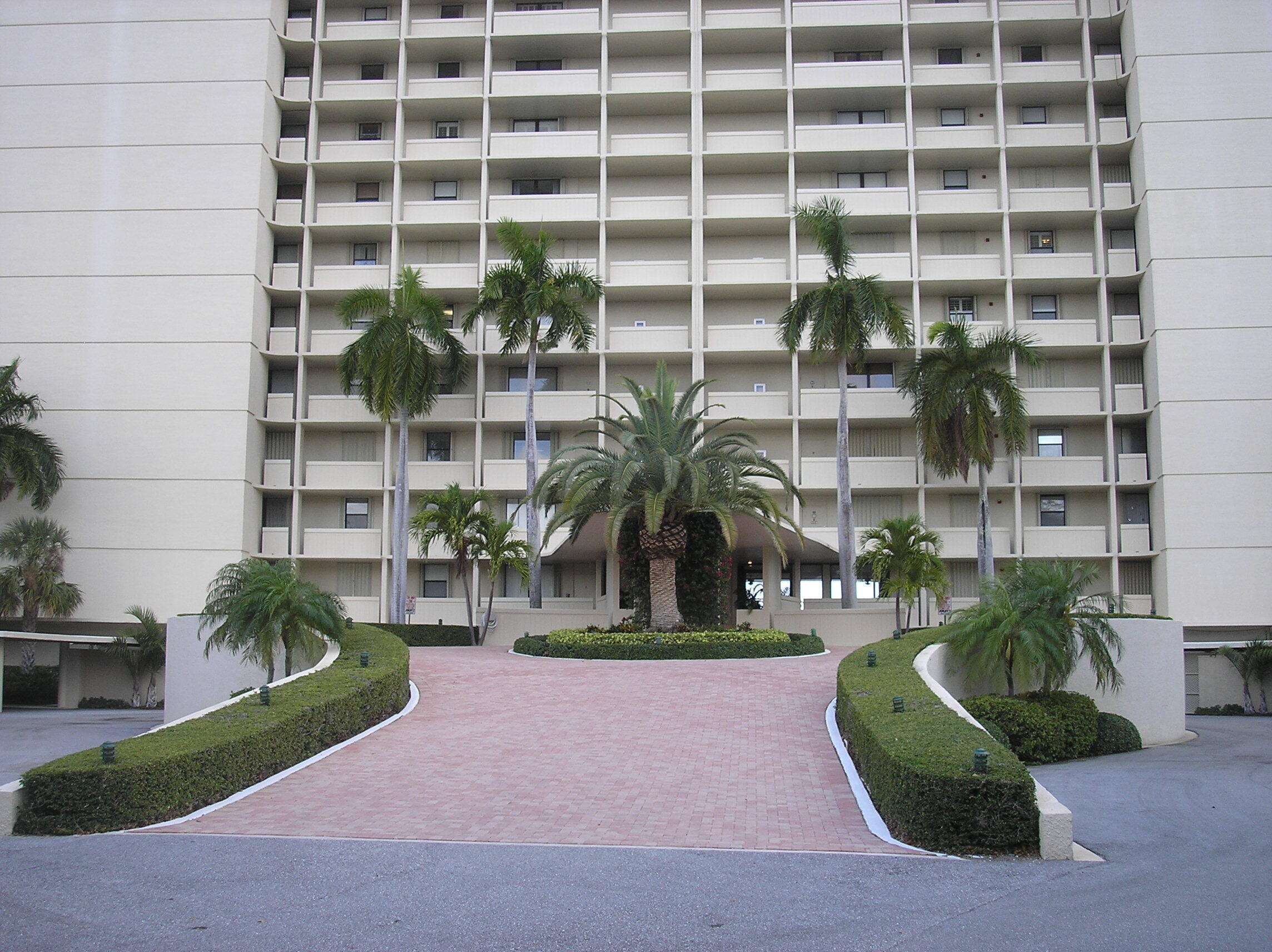 Foto de propiedad en 130 LAKESHORE Drive 322, North Palm Beach, FL 33408 North Palm Beach con MLS# 