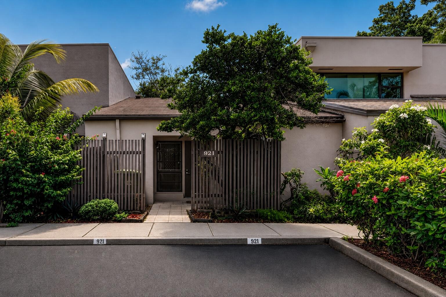 Foto de propiedad en 921 NW 122ND Terrace, Pembroke Pines, FL 33026 Pembroke Pines con MLS# 