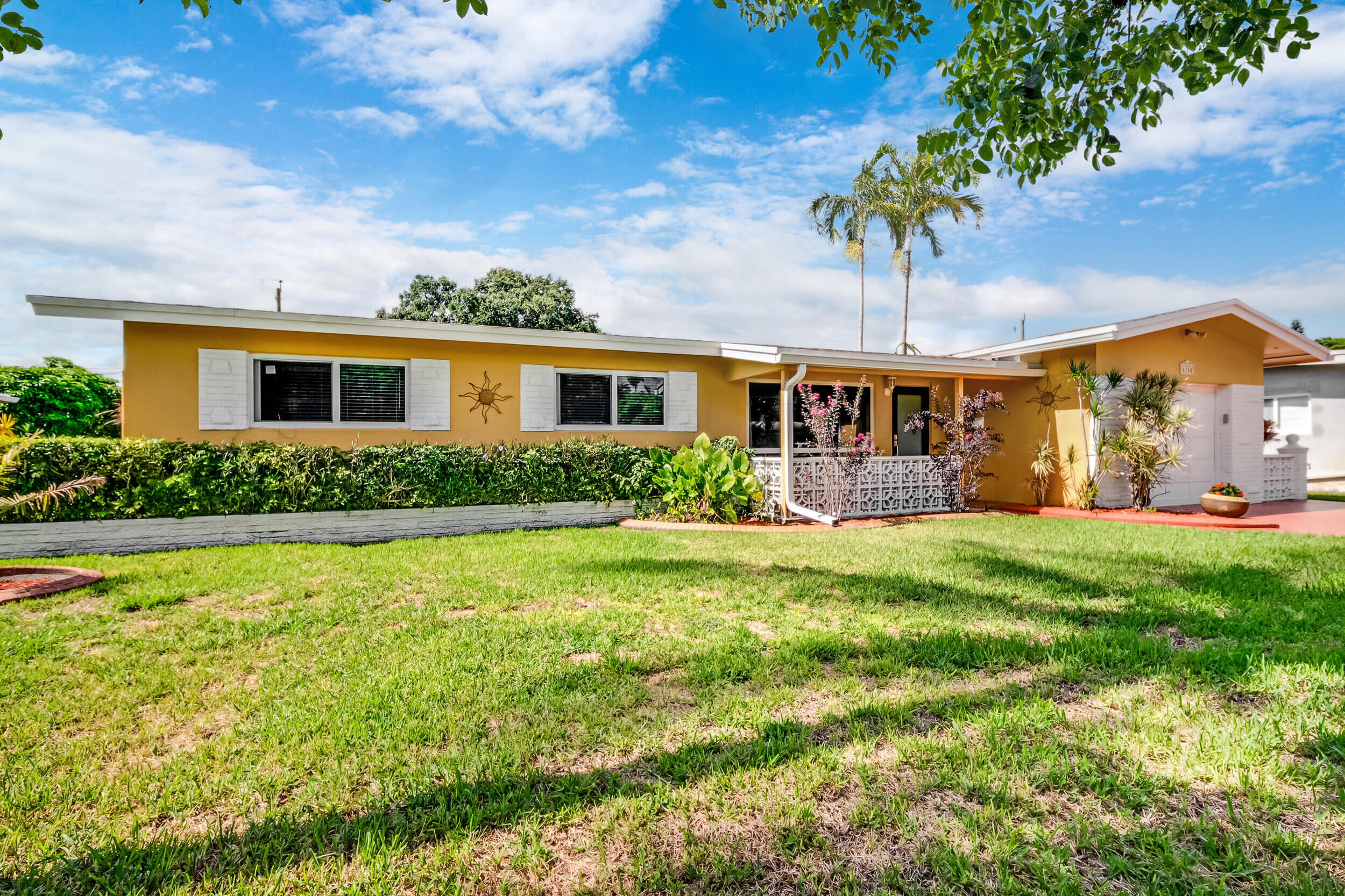 Foto de propiedad en 6760 SW 11TH Street, Pembroke Pines, FL 33023 Pembroke Pines con MLS# 