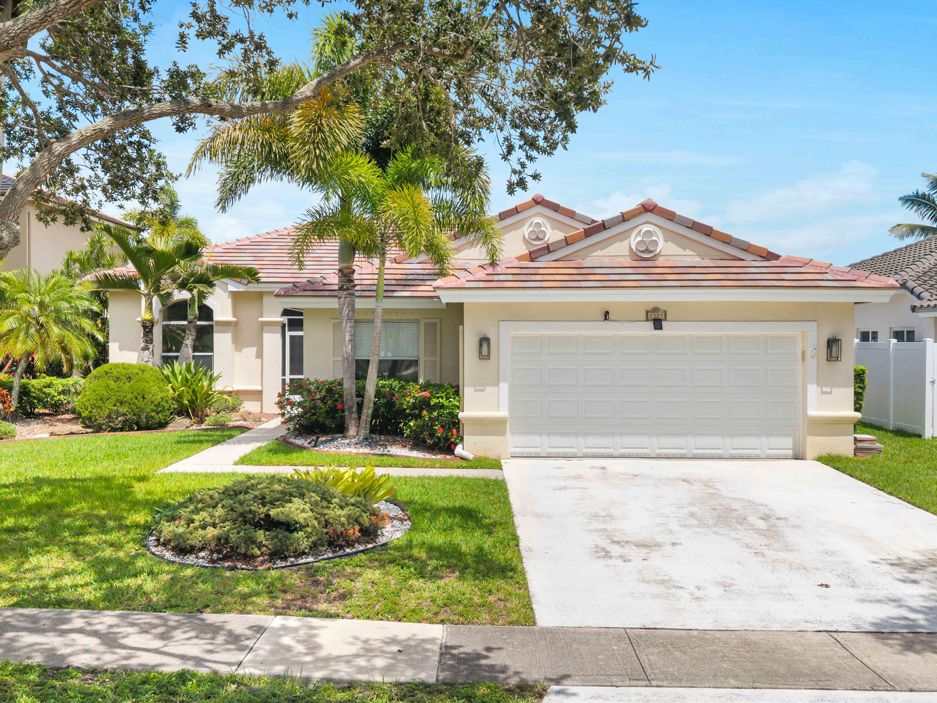 Foto de propiedad en 2325 NW 186th Avenue, Pembroke Pines, FL 33029 Pembroke Pines con MLS# 