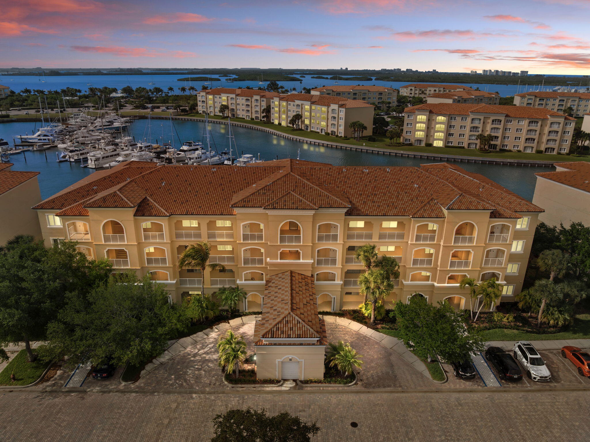 Foto de propiedad en 16 Harbour Isle Drive W 303, Fort Pierce, FL 34949 Fort Pierce con MLS# 