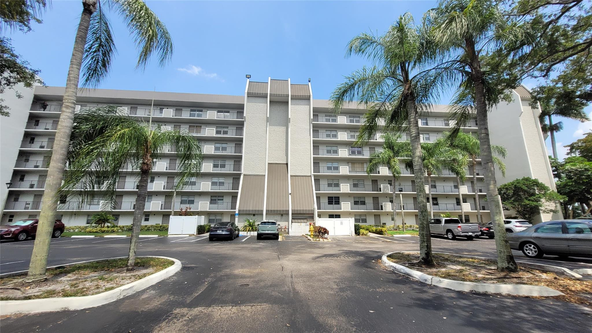 Foto de propiedad en 3100 W ROLLING HILLS Circle 609, Davie, FL 33328 Davie con MLS# 