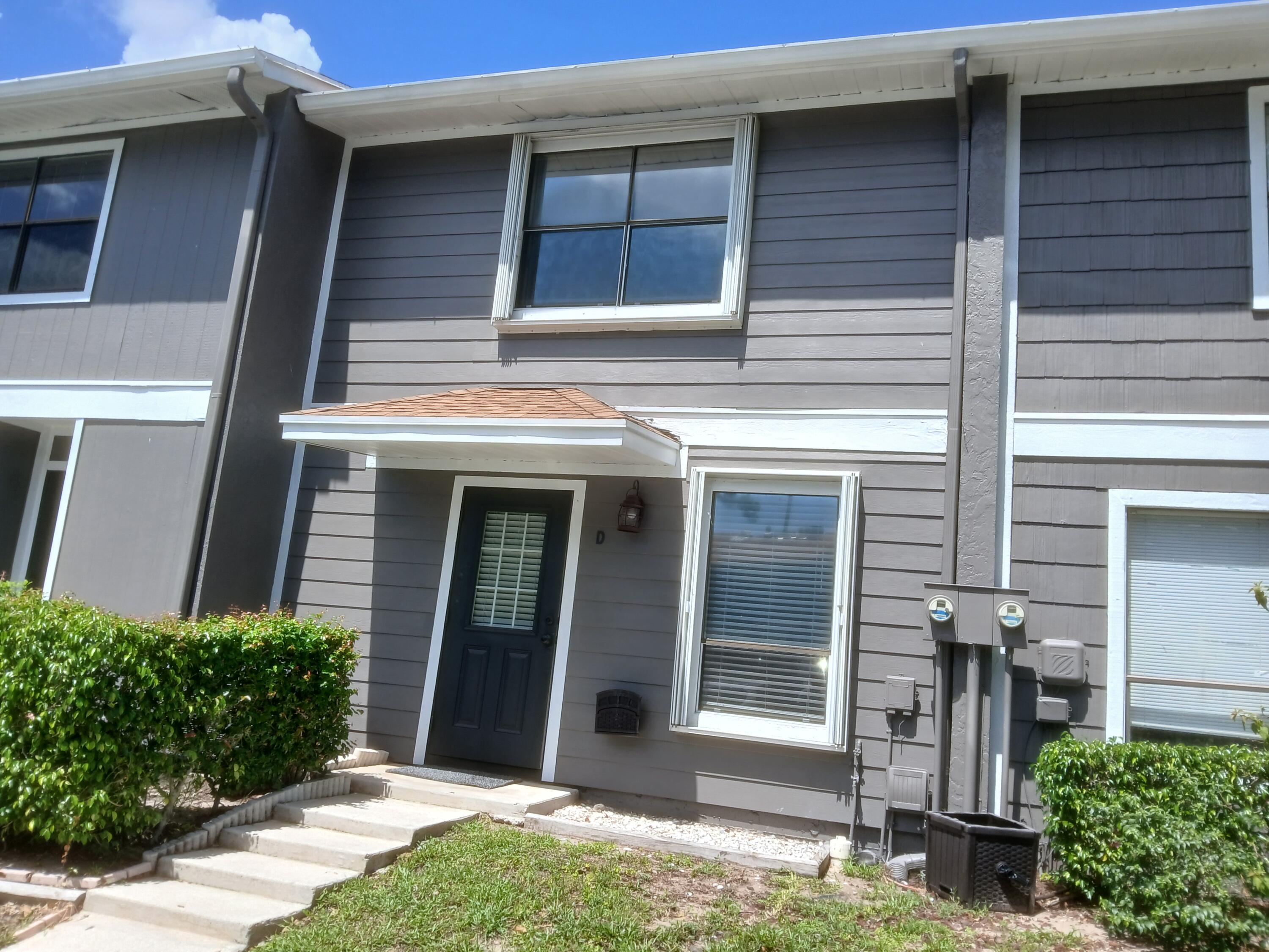 Foto de propiedad en 833 Hill Drive D, West Palm Beach, FL 33415 West Palm Beach con MLS# 