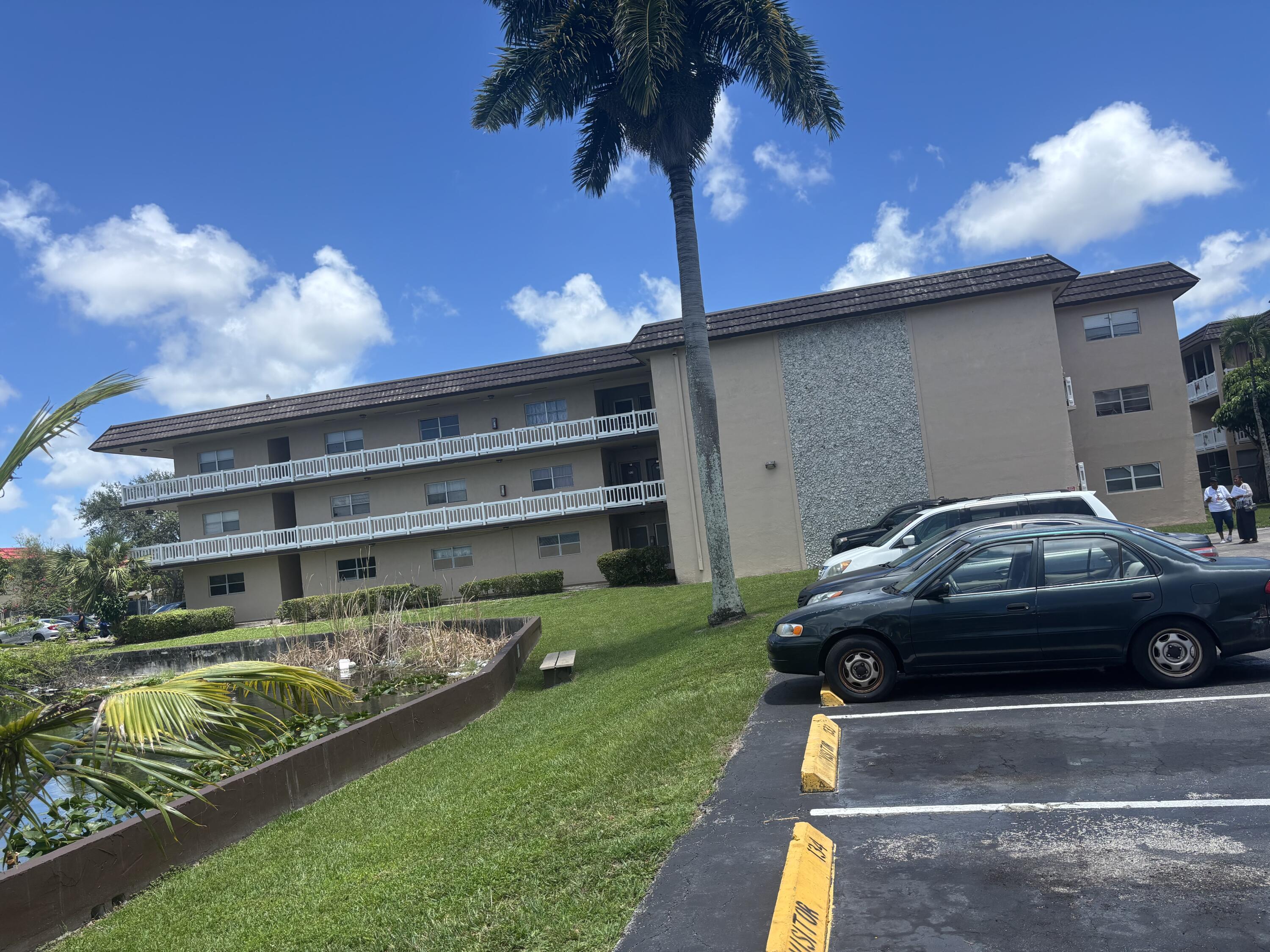 Foto de propiedad en 5861 NW 16TH Place 113, Sunrise, FL 33313 Sunrise con MLS# 