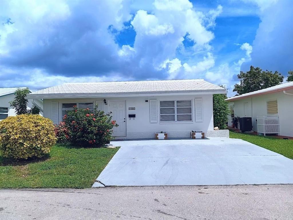 Foto de propiedad en 7105 NW 74th Place, Tamarac, FL 33321 Tamarac con MLS# 