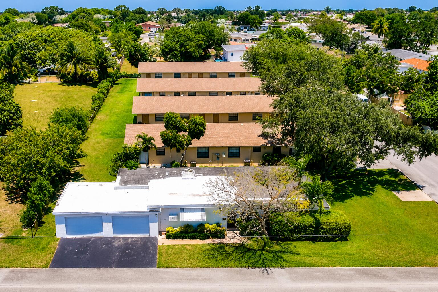 Foto de propiedad en 5619 MCKINLEY A-H, Hollywood, FL 33021 Hollywood con MLS# 