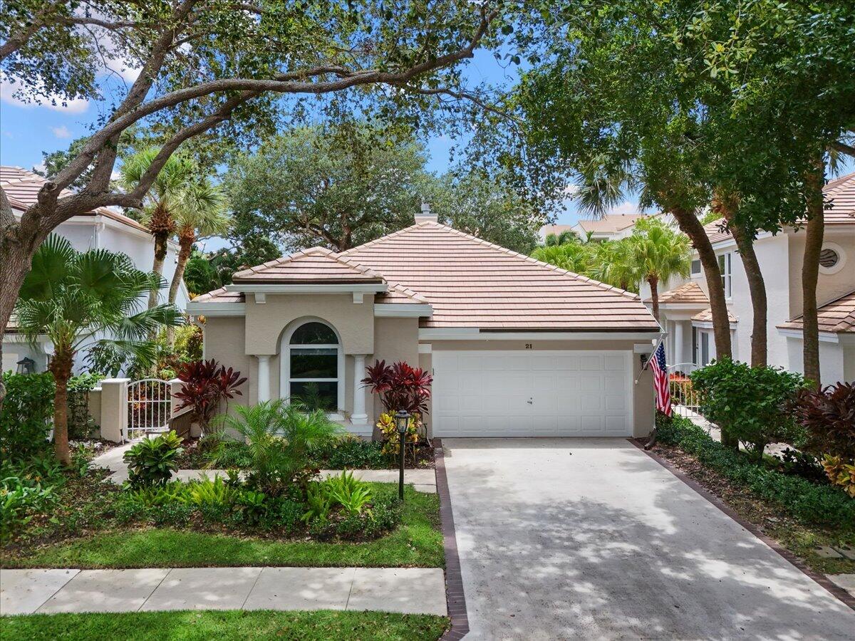Foto de propiedad en 21 Grand Bay Circle, Juno Beach, FL 33408 Juno Beach con MLS# 
