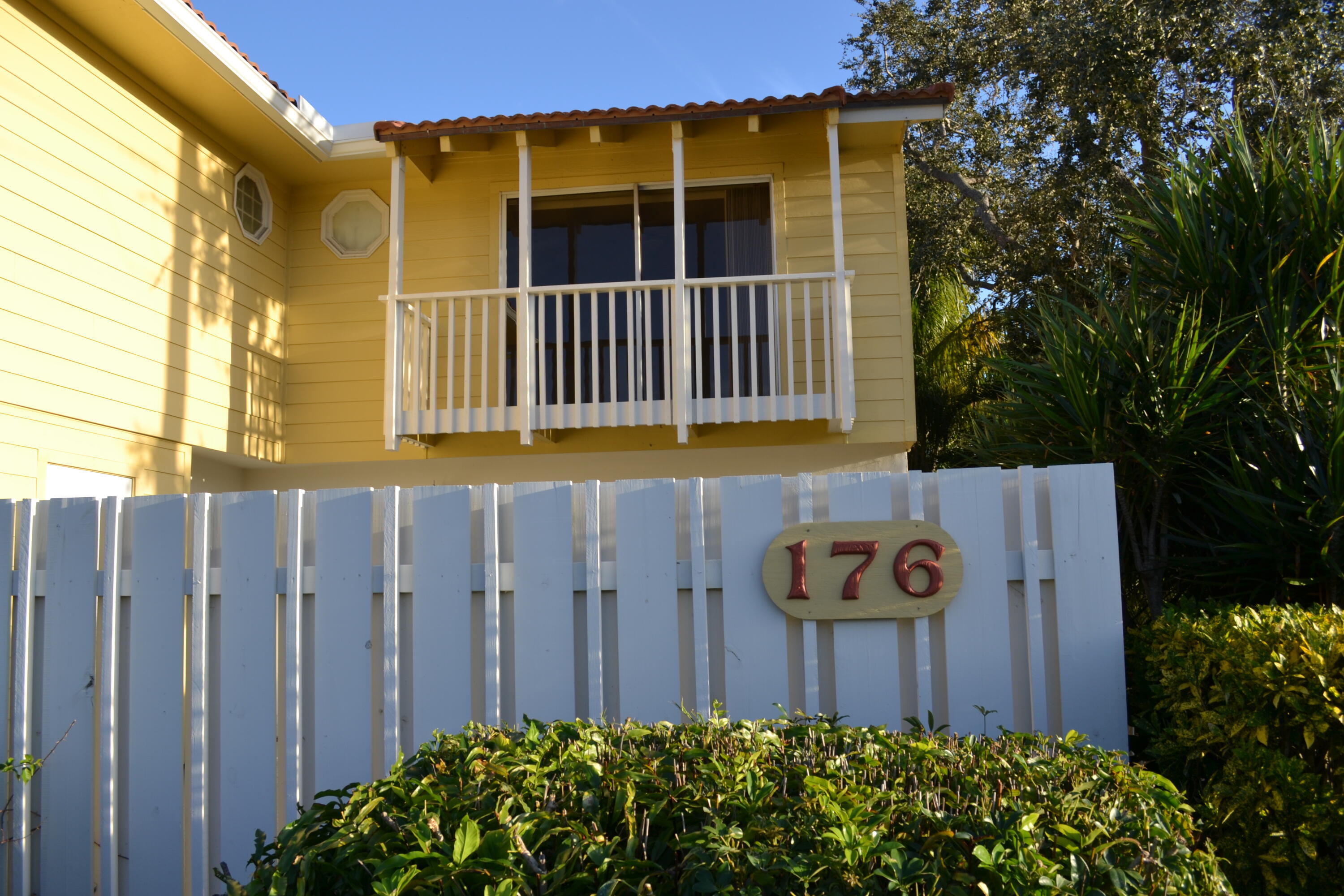 Foto de propiedad en 176 Seabreeze Circle, Jupiter, FL 33477 Jupiter con MLS# 