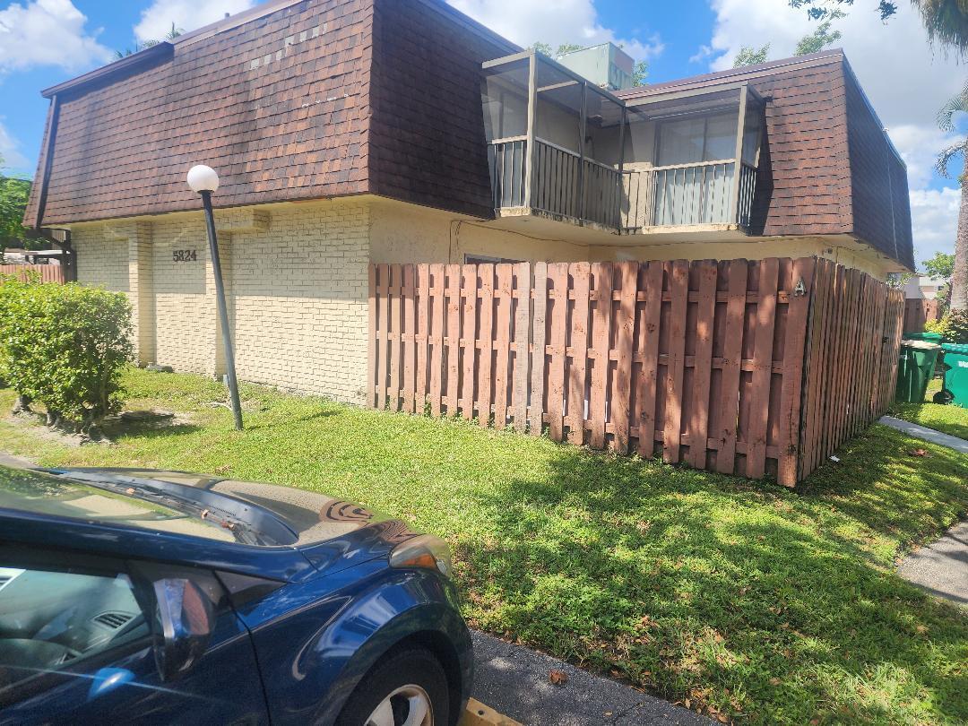 Foto de propiedad en 5824 SWORDFISH #A, Tamarac, FL 33319 Tamarac con MLS# 