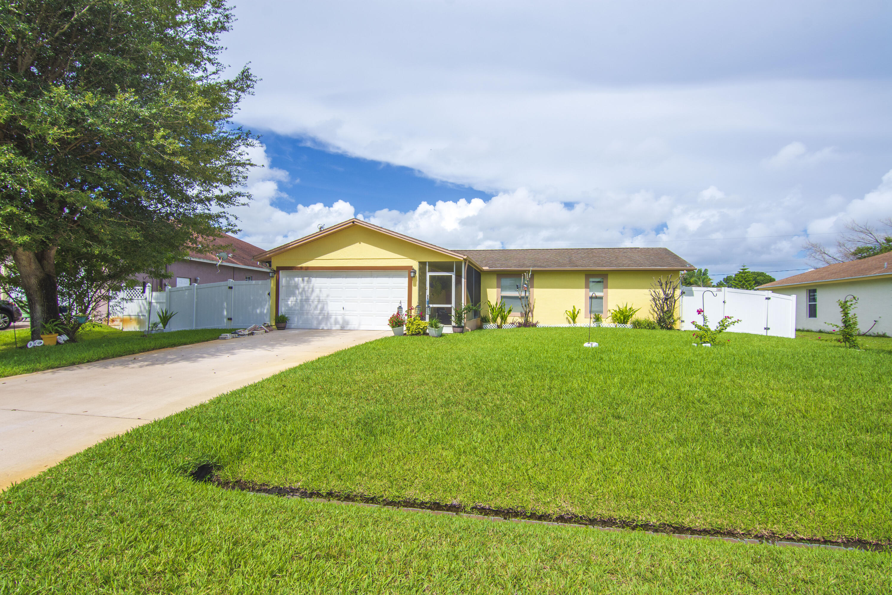 Foto de propiedad en 1842 SE CARVALHO Street, Port St. Lucie, FL 34983 Port St. Lucie con MLS# 