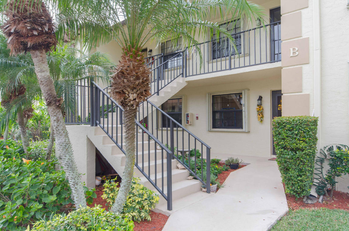 Foto de propiedad en 901 Pinecrest Circle B, Jupiter, FL 33458 Jupiter con MLS# 