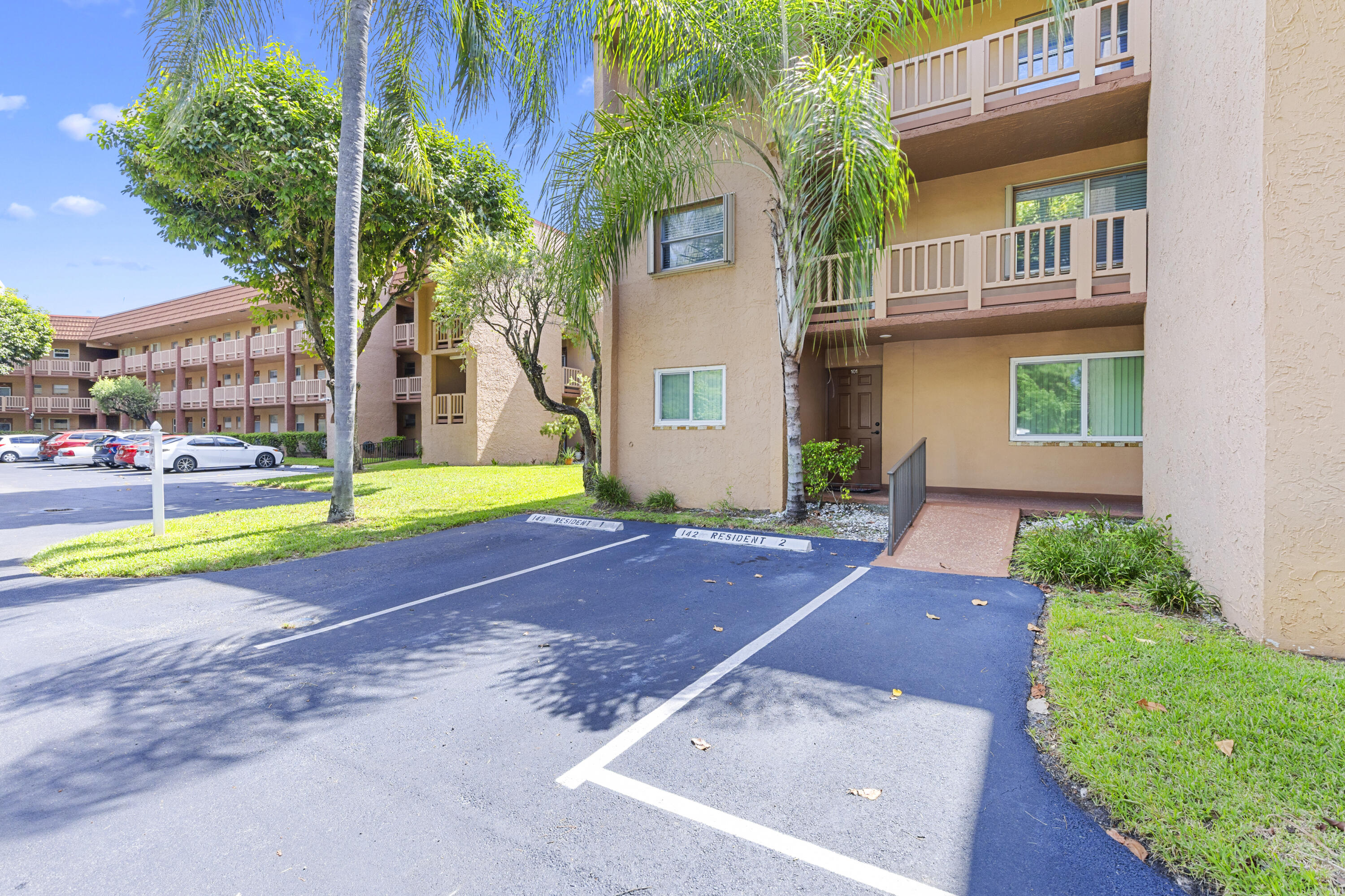 Foto de propiedad en 9861 Sunrise Lakes Boulevard 101, Sunrise, FL 33322 Sunrise con MLS# 