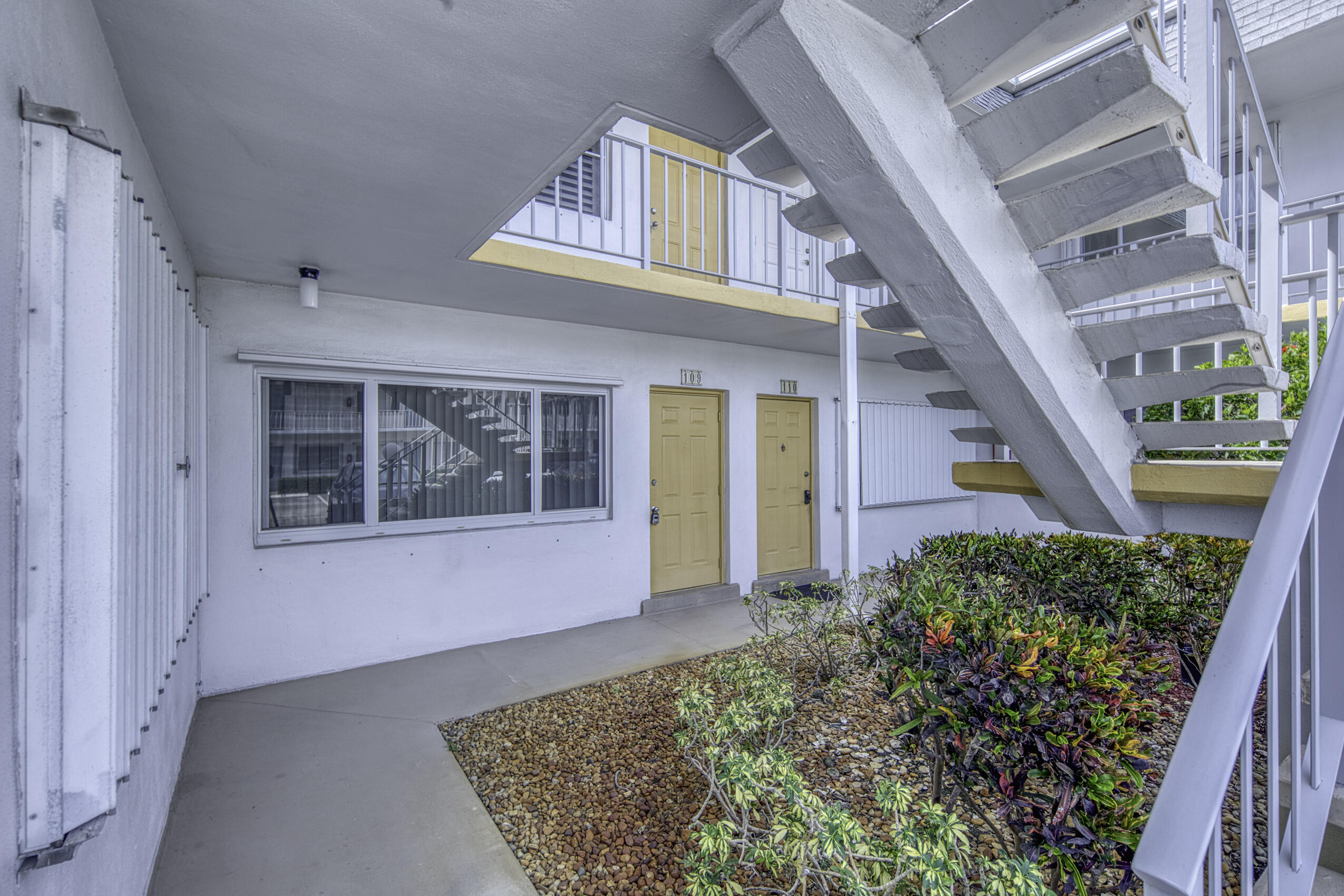 Foto de propiedad en 3240 LAKE OSBORNE Drive 109, Lake Worth Beach, FL 33461 Lake Worth Beach con MLS# 