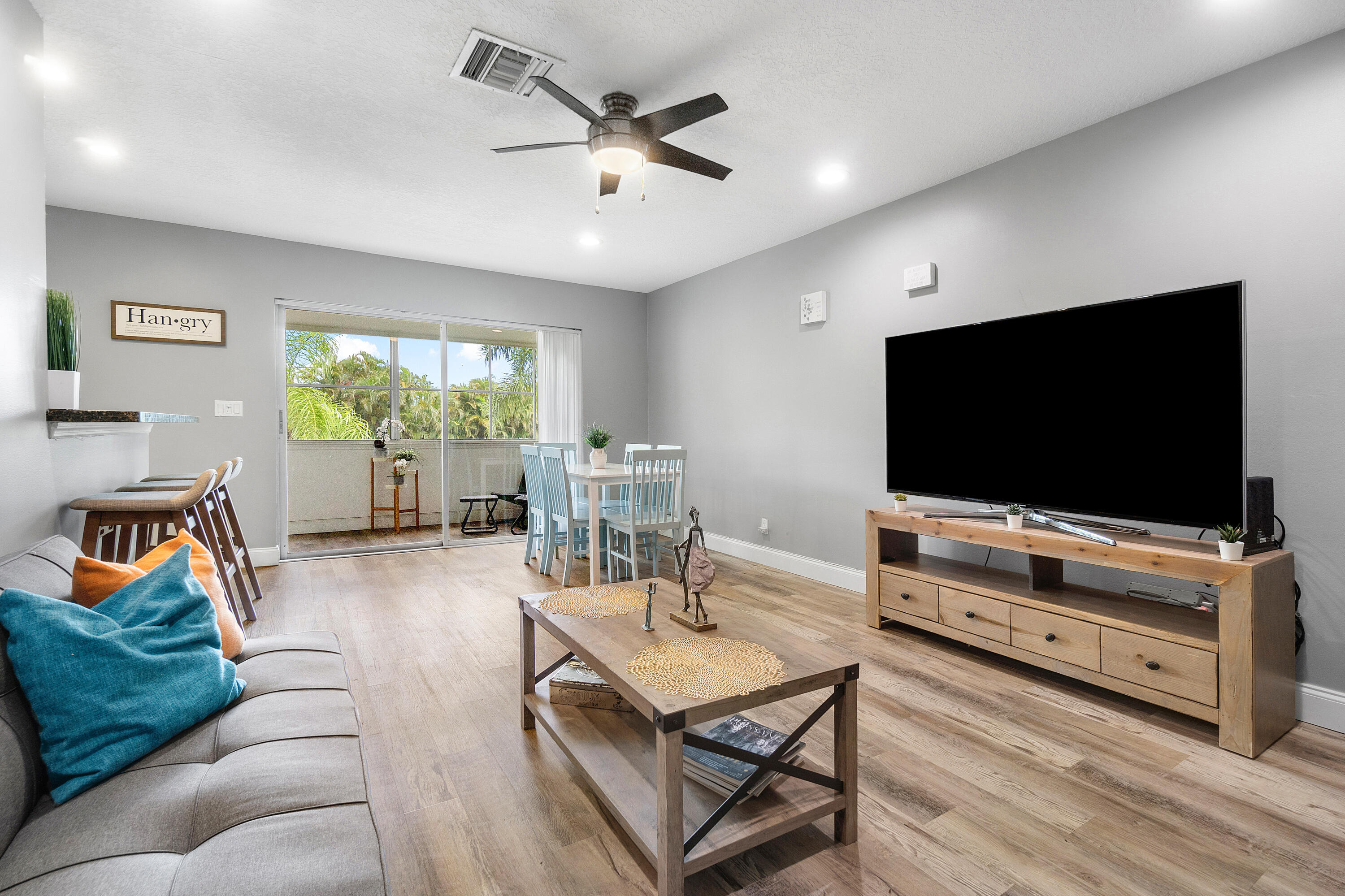 Foto de propiedad en 126 Sparrow Drive 11B, Royal Palm Beach, FL 33411 Royal Palm Beach con MLS# 