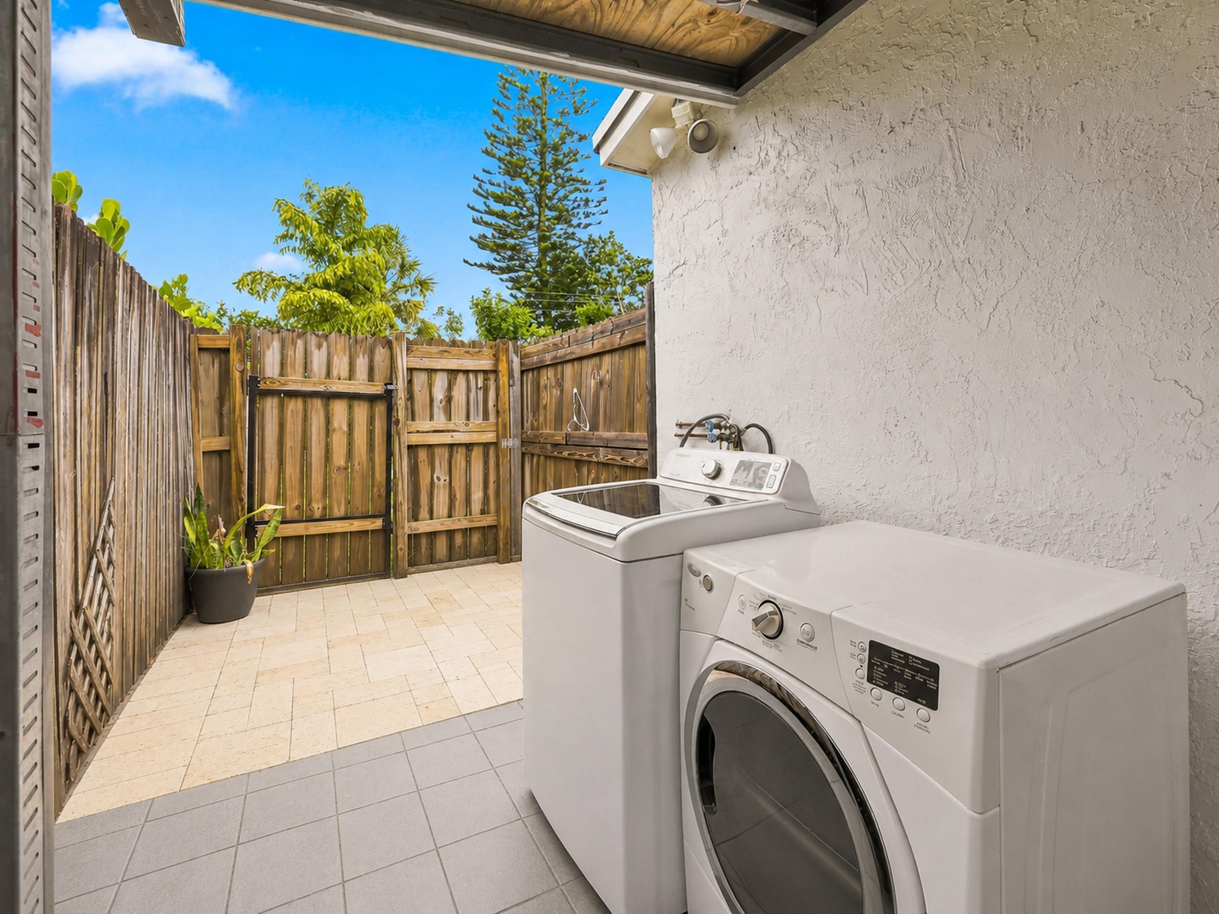 Foto de propiedad en 7780 NW 40TH Street A, Davie, FL 33024 Davie con MLS# 