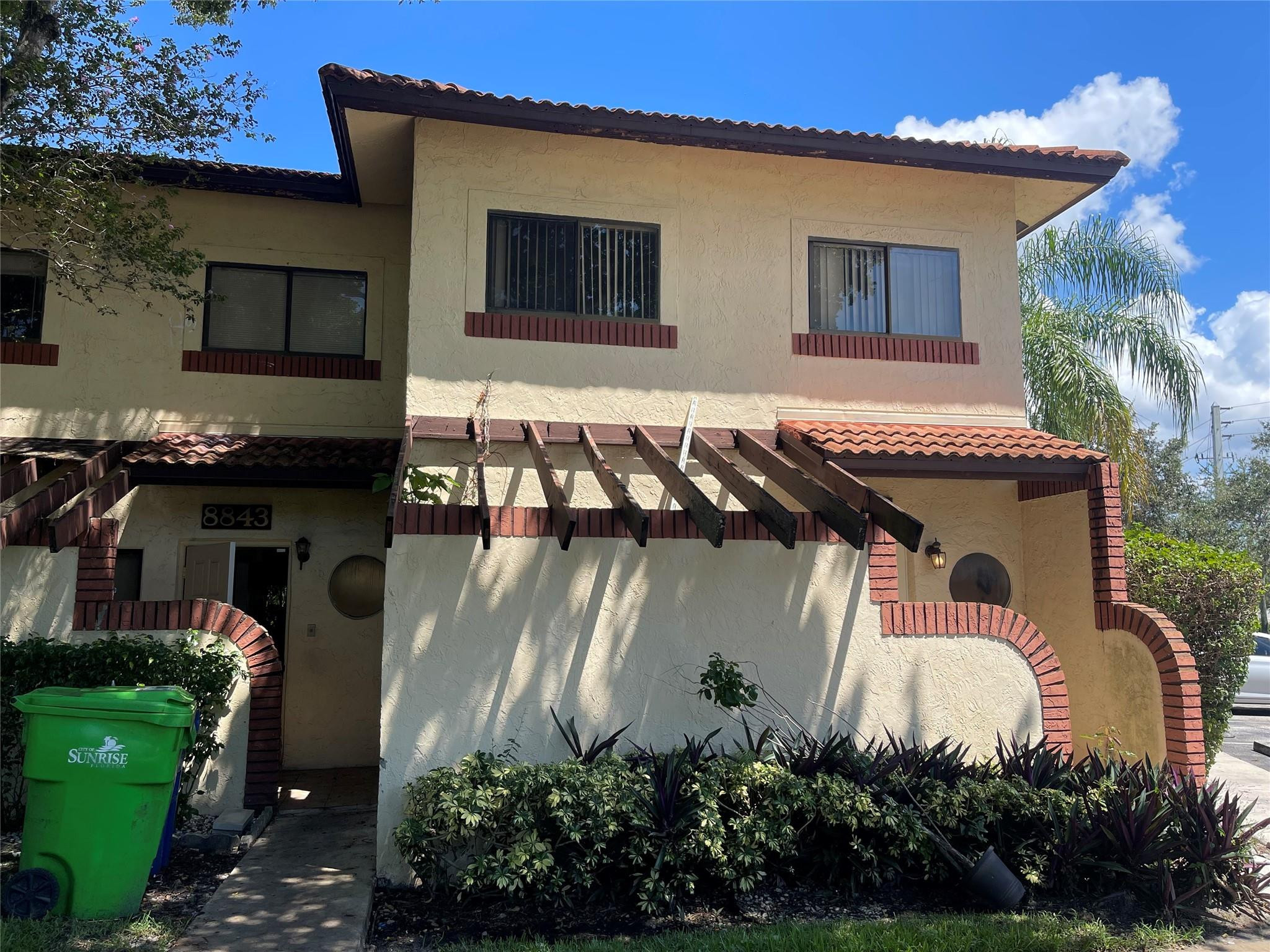 Foto de propiedad en 8843 SPRINGTREE LAKES Drive, Sunrise, FL 33351 Sunrise con MLS# 