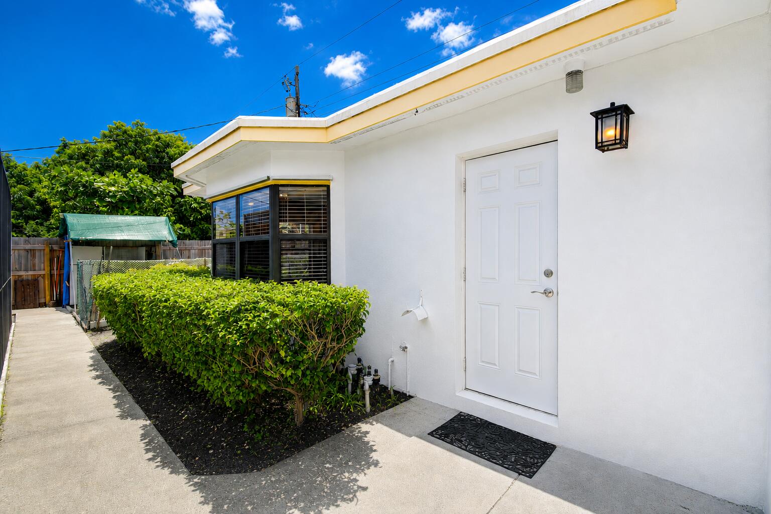 Foto de propiedad en 1316 DATE PALM Drive Rear, Lantana, FL 33462 Lantana con MLS# 