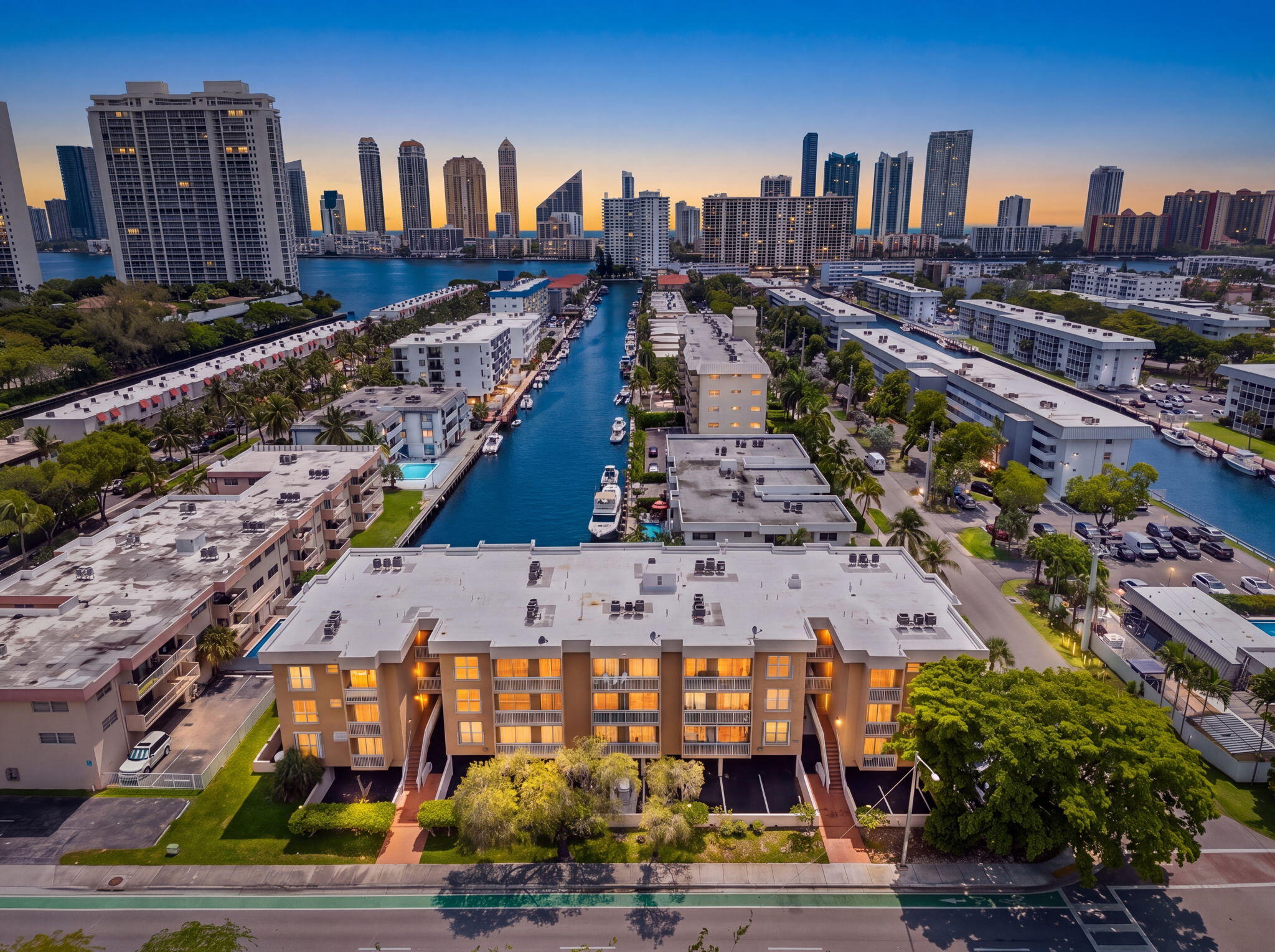 Foto de propiedad en 17051 NE 35TH Avenue 207, North Miami Beach, FL 33160 North Miami Beach con MLS# 