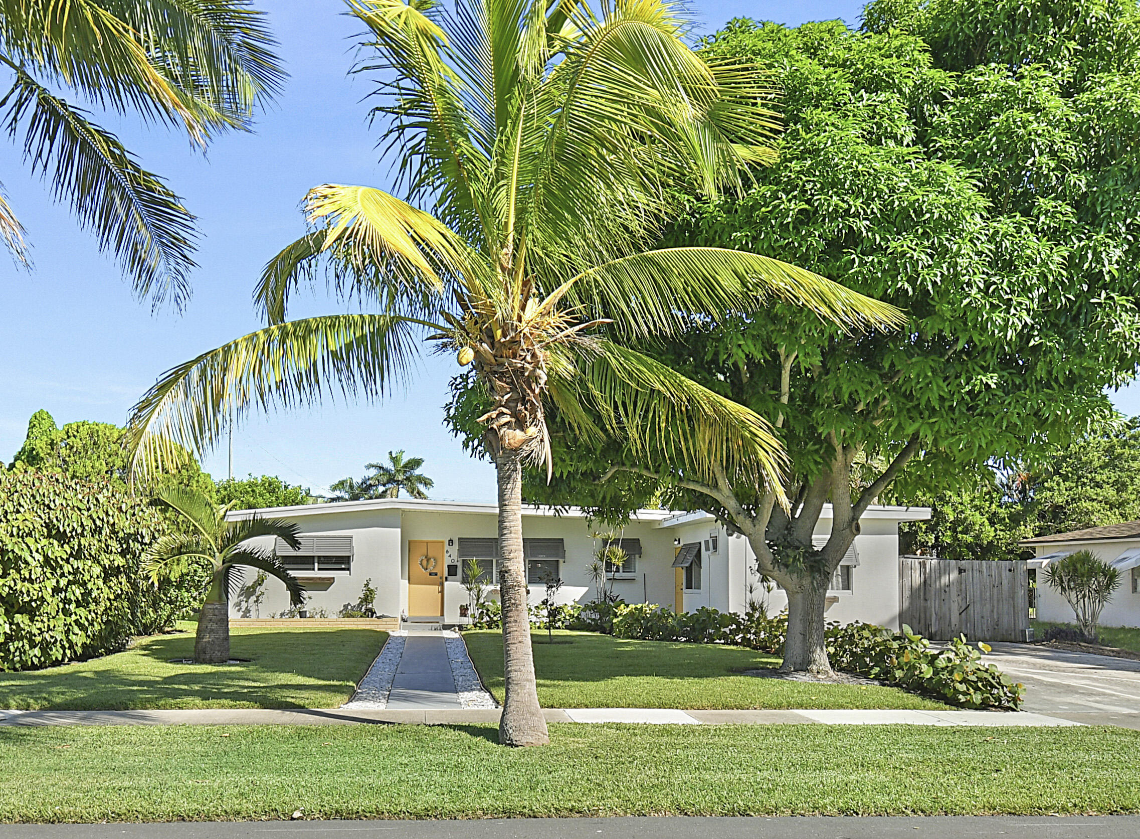 Foto de propiedad en 640 W ILEX Drive, Lake Park, FL 33403 Lake Park con MLS# 