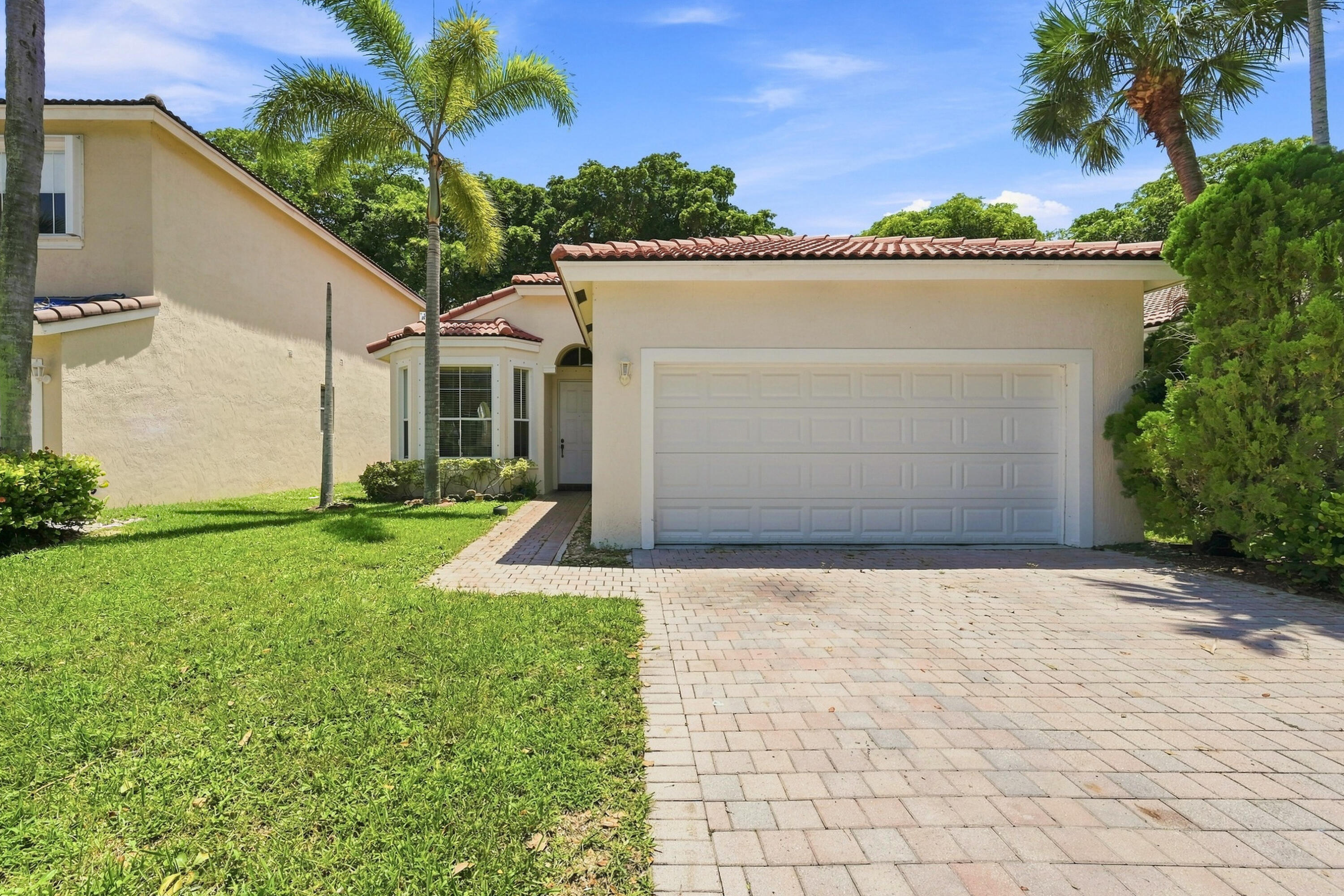 Foto de propiedad en 7778 NW 17th Place, Pembroke Pines, FL 33024 Pembroke Pines con MLS# 