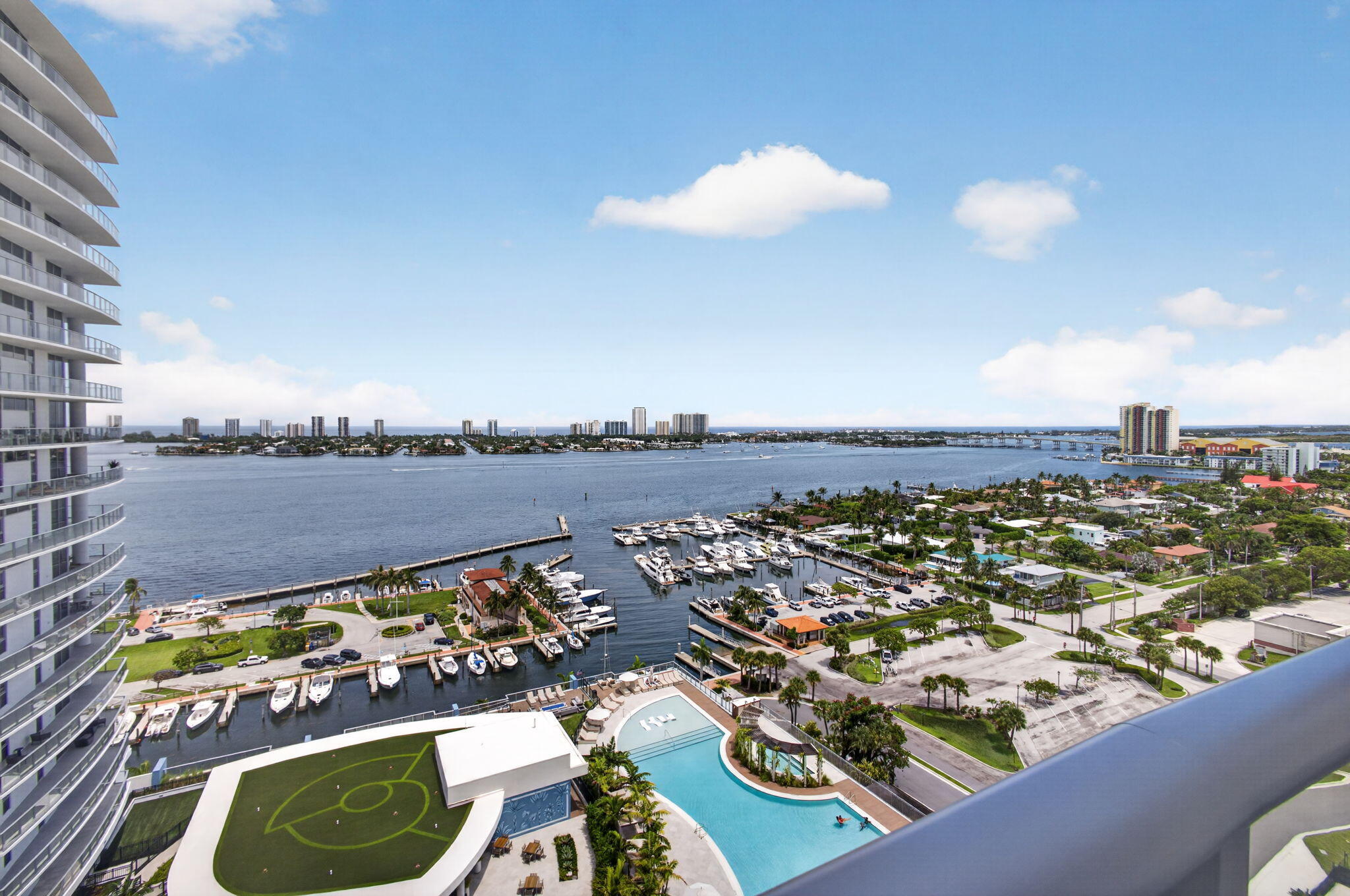 Foto de propiedad en 220 Lake Shore Drive 1702, Lake Park, FL 33403 Lake Park con MLS# 