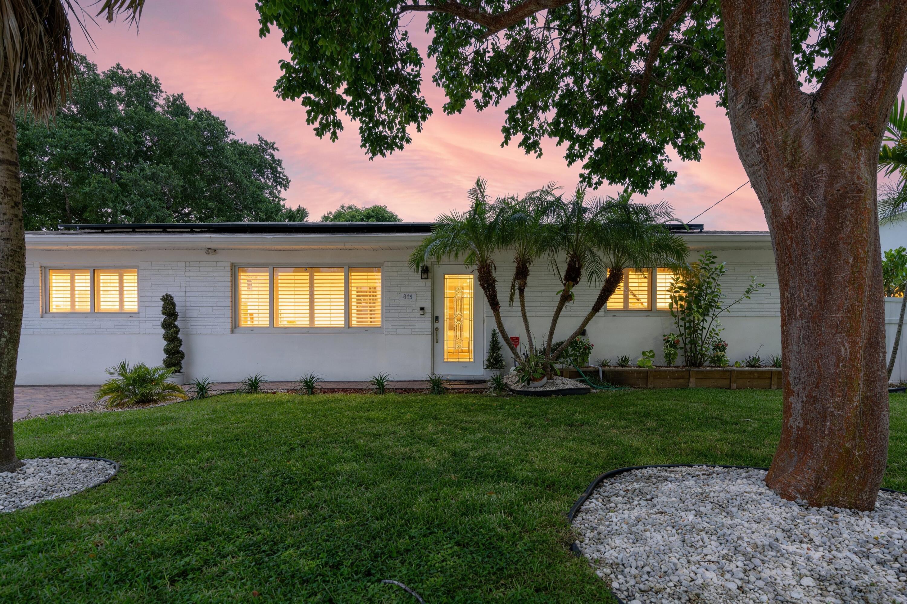 Foto de propiedad en 874 NW 2ND Avenue, Boca Raton, FL 33432 Boca Raton con MLS# 