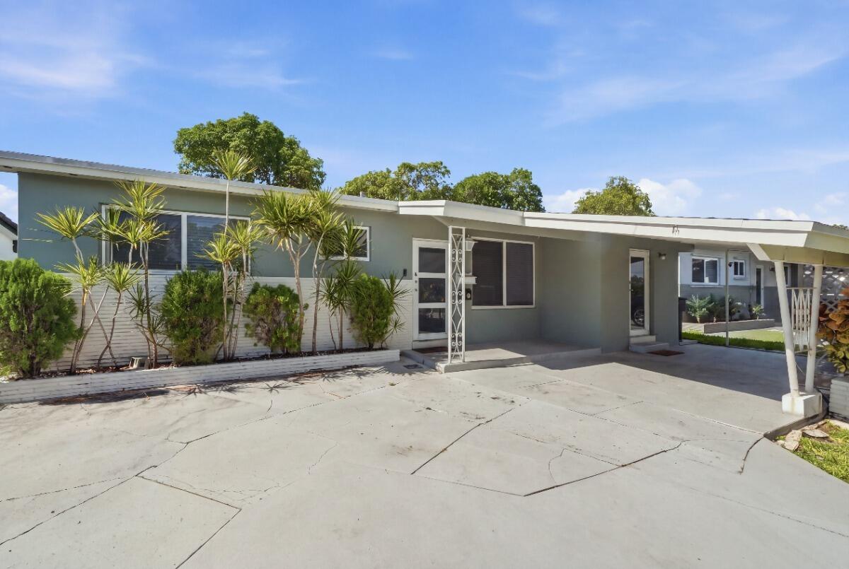 Foto de propiedad en 309 SW 7TH Court, Hallandale Beach, FL 33009 Hallandale Beach con MLS# 