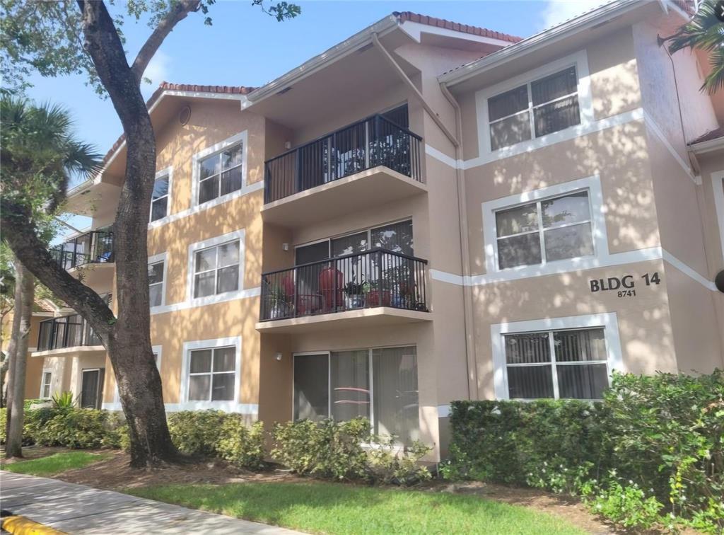 Foto de propiedad en 8741 Wiles Road 305, Coral Springs, FL 33067 Coral Springs con MLS# 