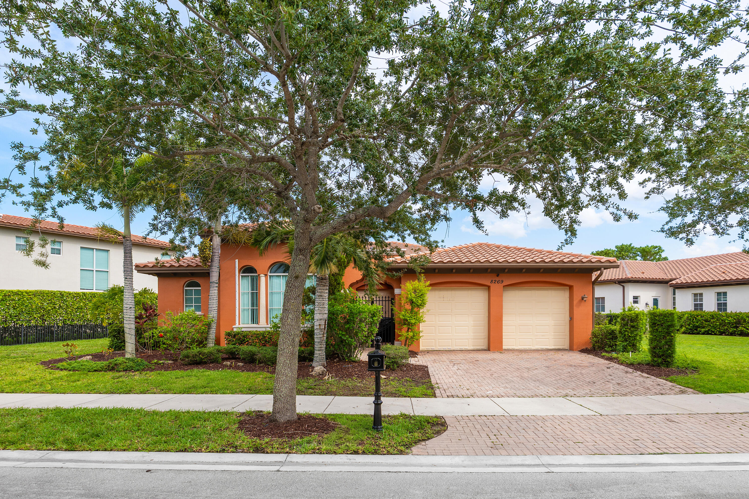 Foto de propiedad en 8269 NW 124th Terrace, Parkland, FL 33076 Parkland con MLS# 