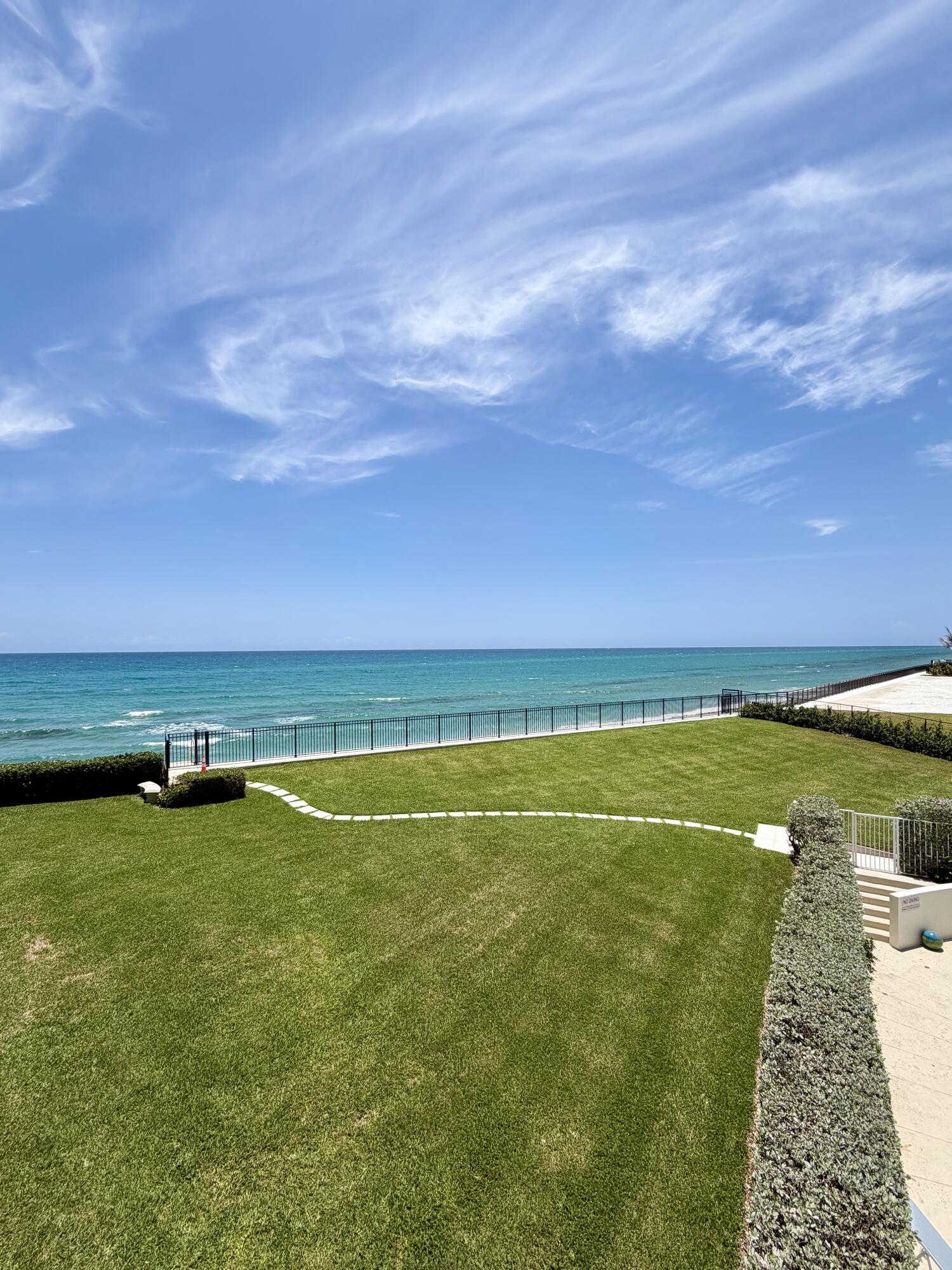 Foto de propiedad en 5400 N Ocean Drive, Singer Island, FL 33404 Singer Island con MLS# 