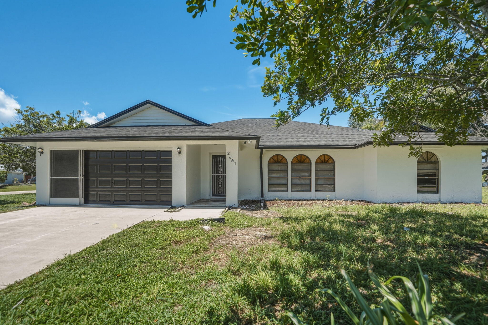 Foto de propiedad en 2661 SE OSAGE Avenue, Port St. Lucie, FL 34952 Port St. Lucie con MLS# 