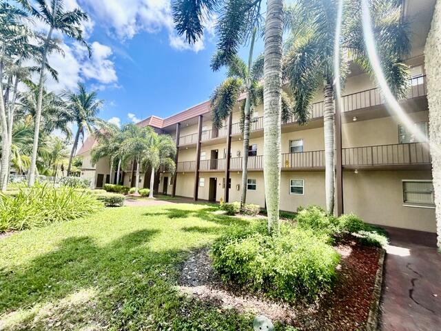 Foto de propiedad en 120 Sparrow Drive 115, Royal Palm Beach, FL 33411 Royal Palm Beach con MLS# 
