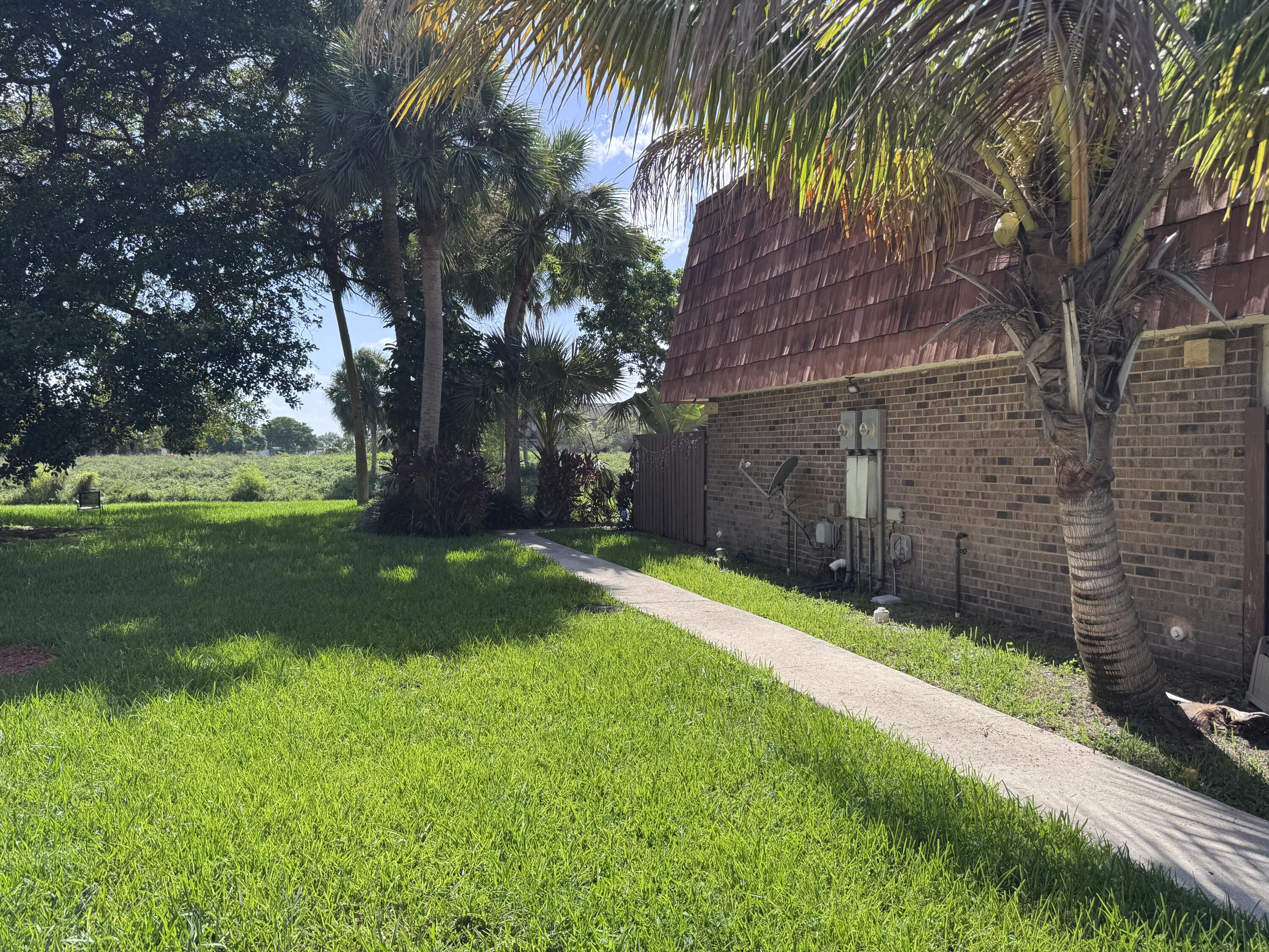 Foto de propiedad en 8492 S Coral Circle, North Lauderdale, FL 33068 North Lauderdale con MLS# 