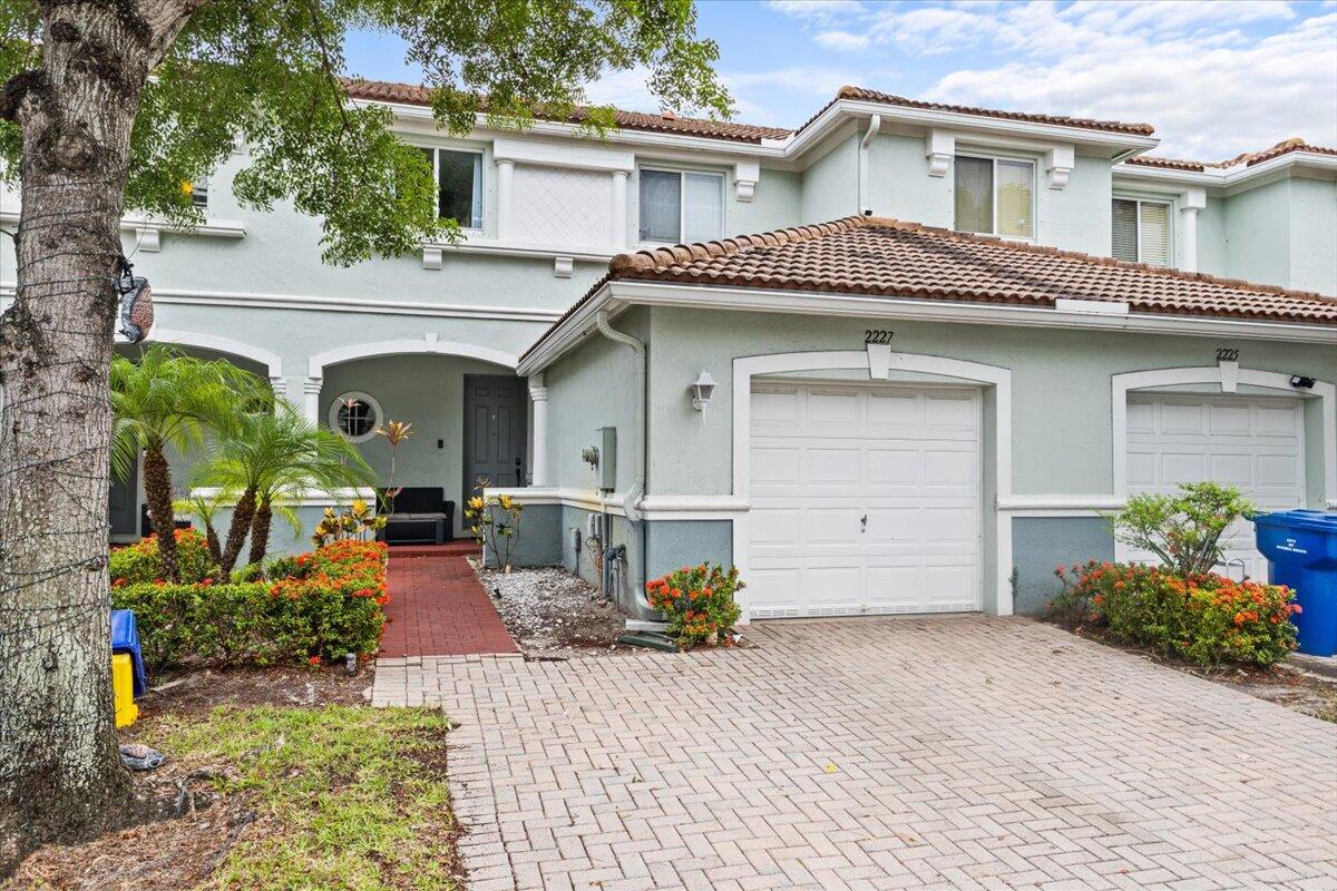 Foto de propiedad en 2227 OAKMONT Drive, Riviera Beach, FL 33404 Riviera Beach con MLS# 