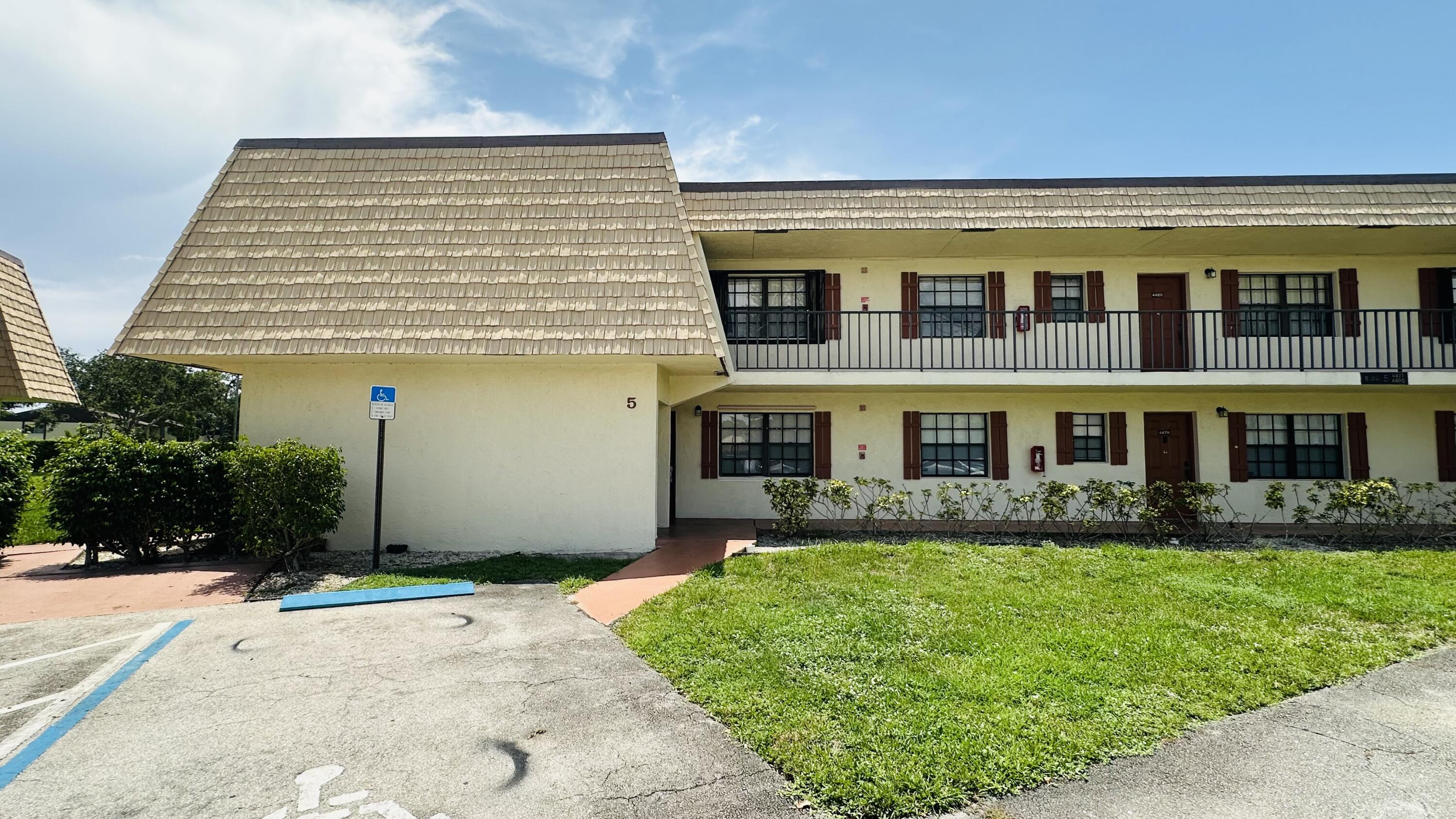Foto de propiedad en 4477 Oak Terrace Drive, Greenacres, FL 33463 Greenacres con MLS# 