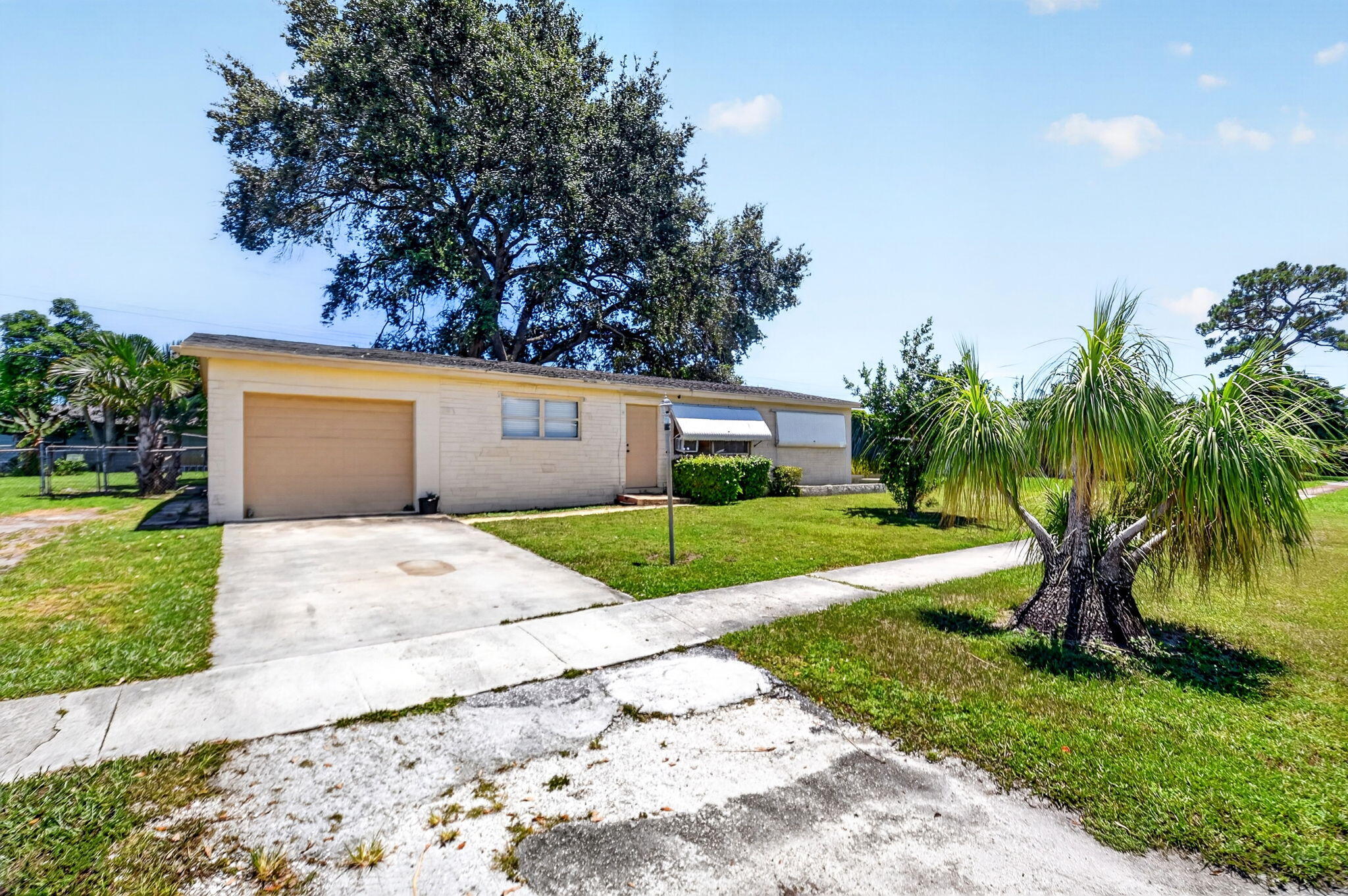 Foto de propiedad en 1572 Woodland Avenue, West Palm Beach, FL 33415 West Palm Beach con MLS# 