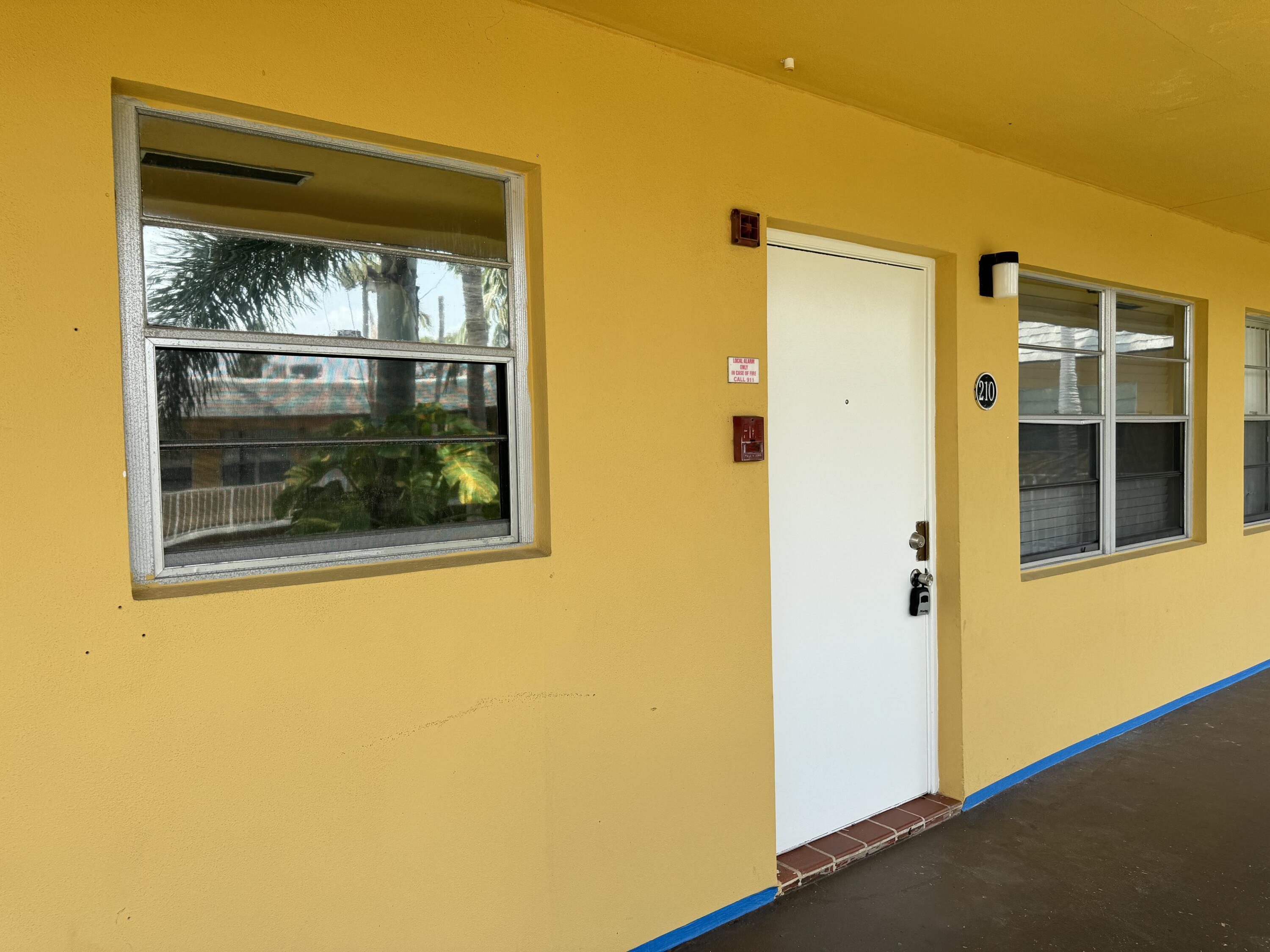 Foto de propiedad en 220 CROTON Avenue 210, Lantana, FL 33462 Lantana con MLS# 