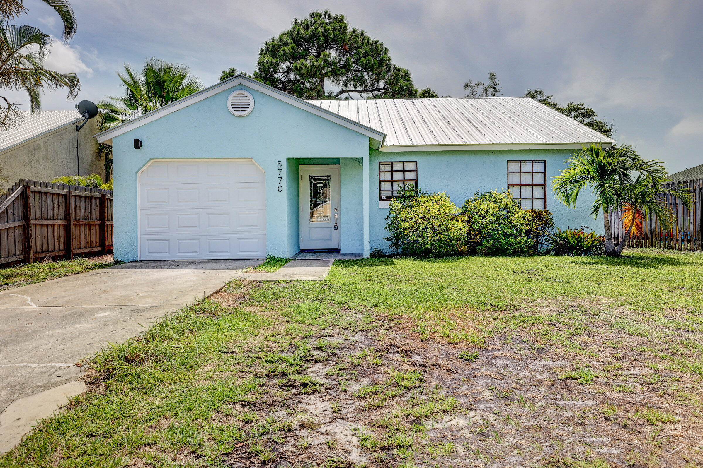 Foto de propiedad en 5770 SE WILSIE Drive, Stuart, FL 34997 Stuart con MLS# 