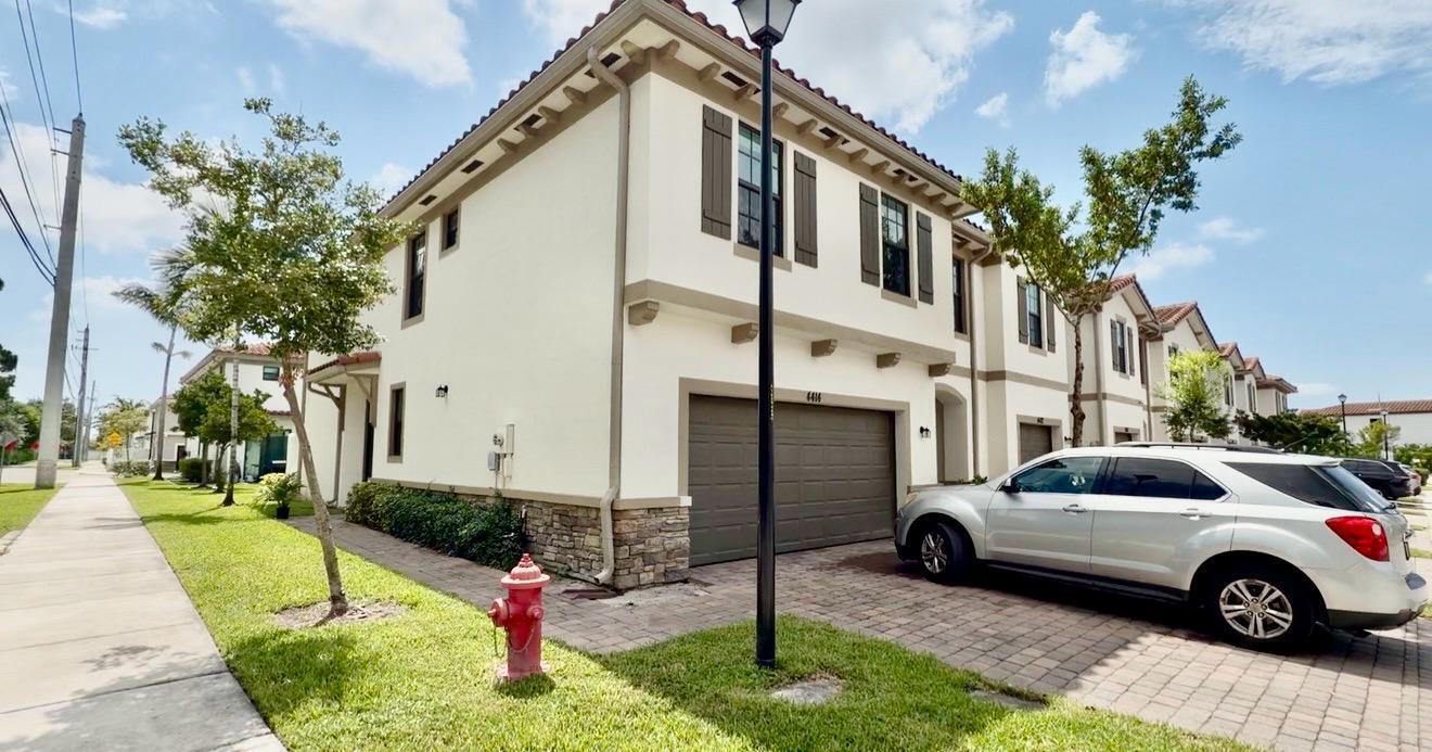 Foto de propiedad en 4414 HEMLOCK Drive, Riviera Beach, FL 33410 Riviera Beach con MLS# 