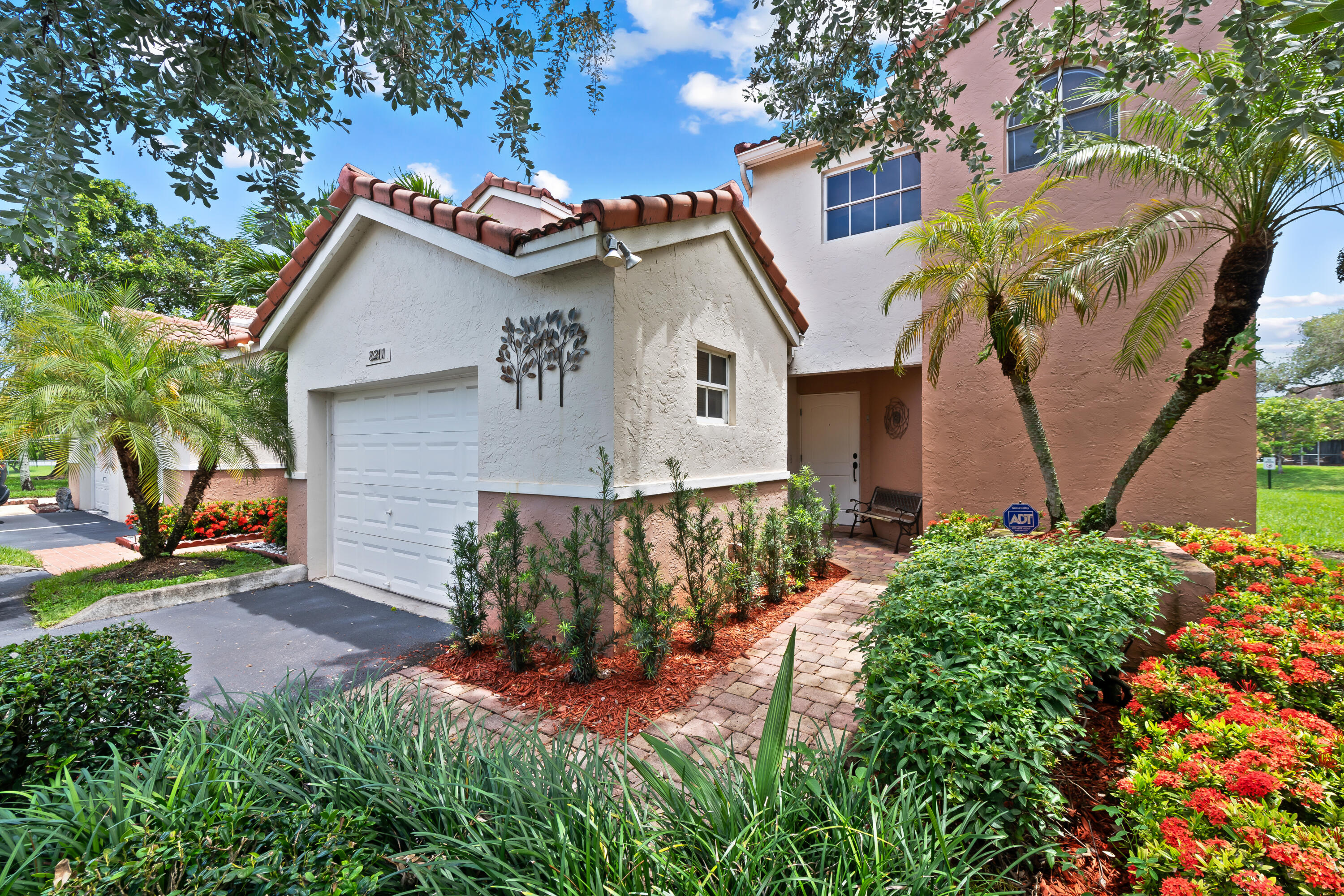 Foto de propiedad en 8211 NW 70th Street, Tamarac, FL 33321 Tamarac con MLS# 