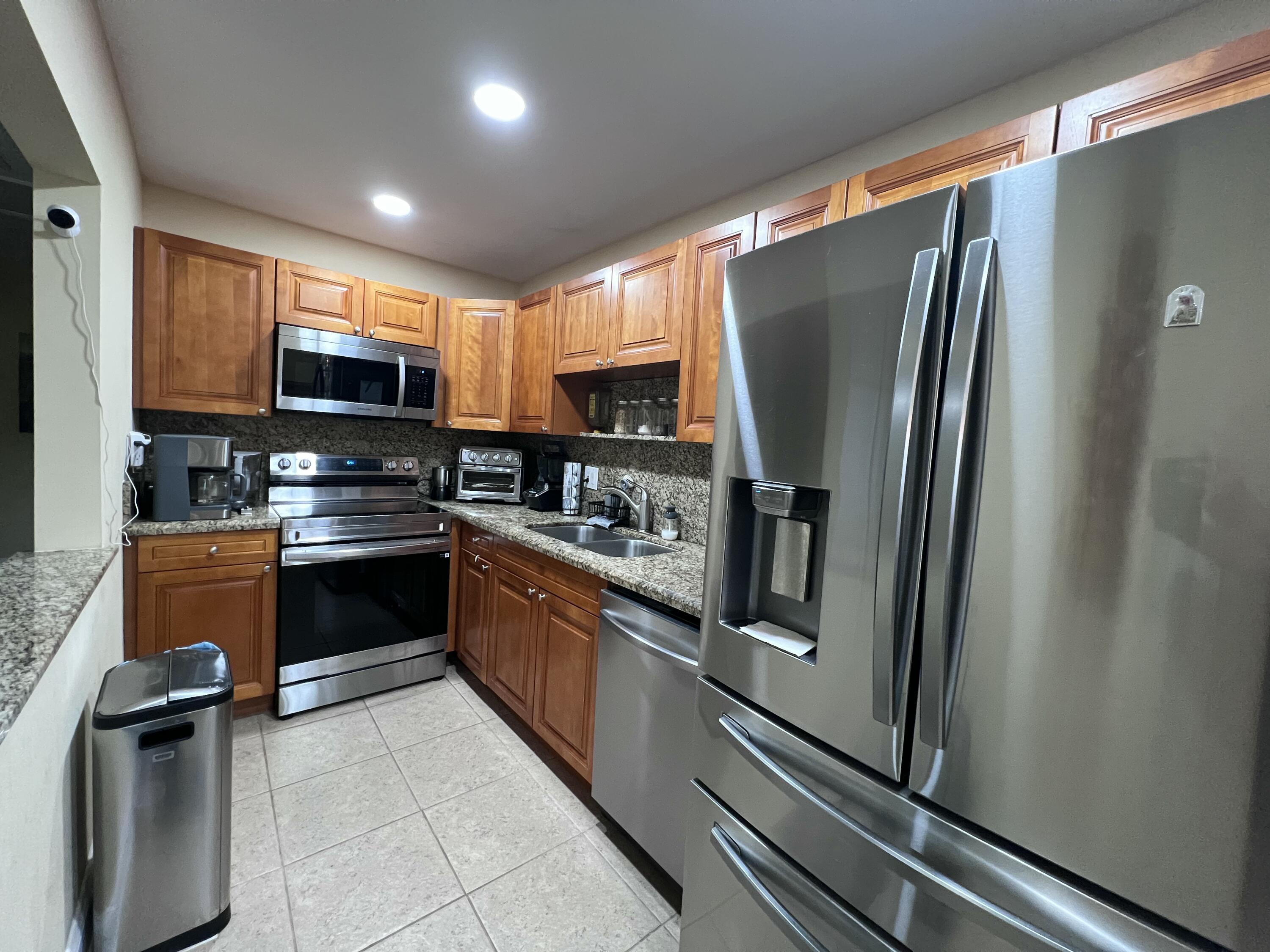 Foto de propiedad en 8435 NW 10TH Street B50, Plantation, FL 33322 Plantation con MLS# 