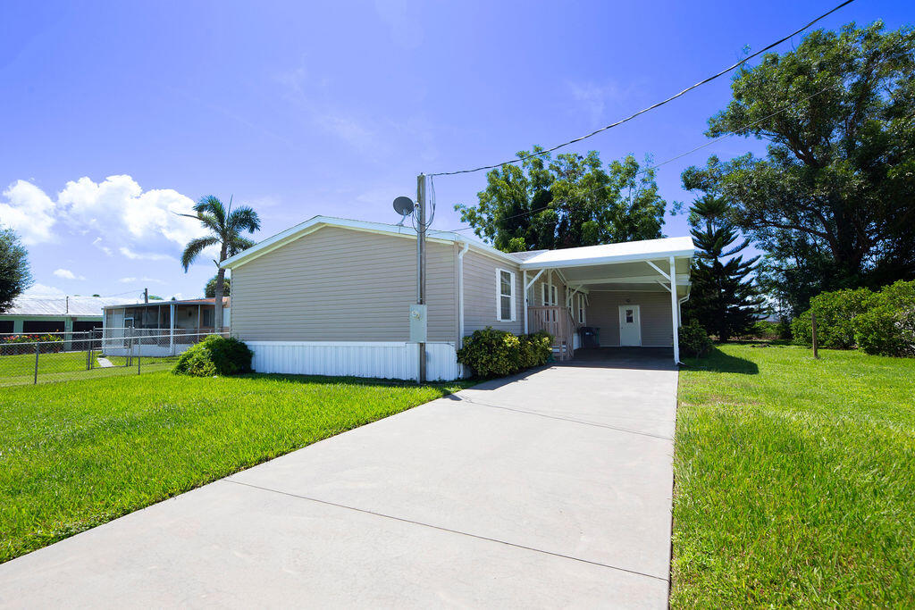 Foto de propiedad en 2208 SE 38TH Trail, Okeechobee, FL 34974 Okeechobee con MLS# 