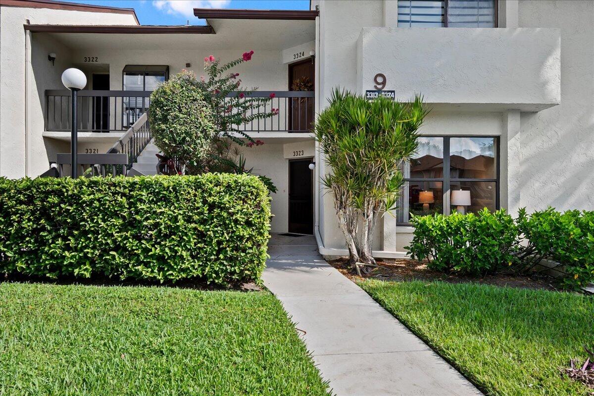 Foto de propiedad en 3323 Lucerne Park Drive, Greenacres, FL 33467 Greenacres con MLS# 