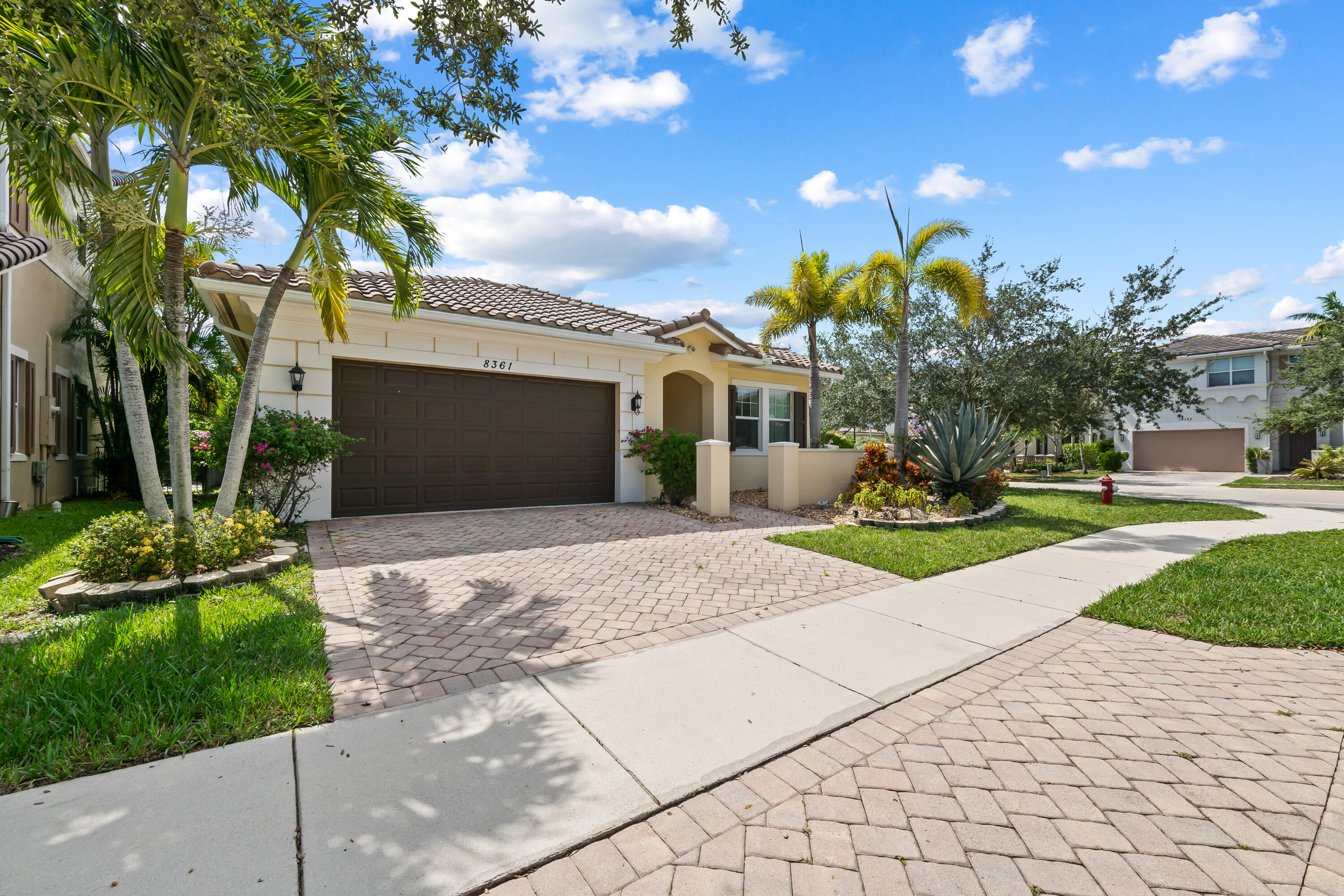 Foto de propiedad en 8361 NW 120TH Way, Parkland, FL 33076 Parkland con MLS# 