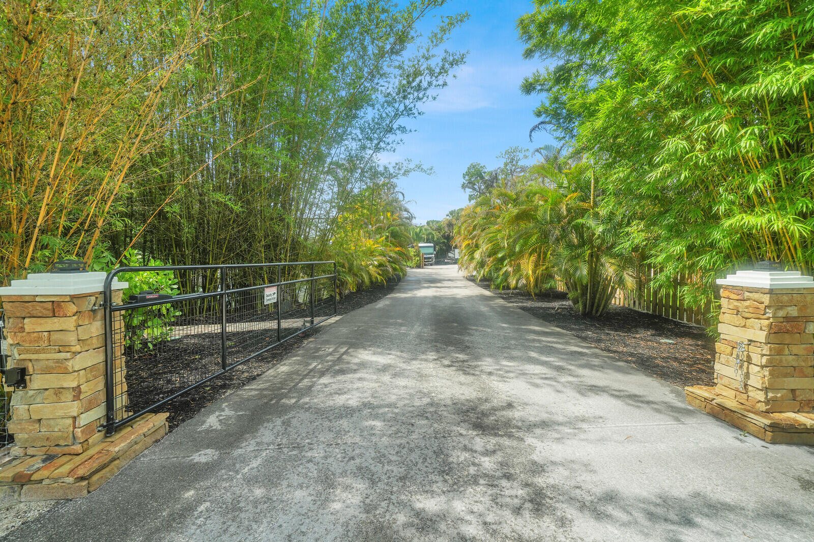 Foto de propiedad en 13432 153RD Road N, Jupiter Farms, FL 33478 Jupiter Farms con MLS# 