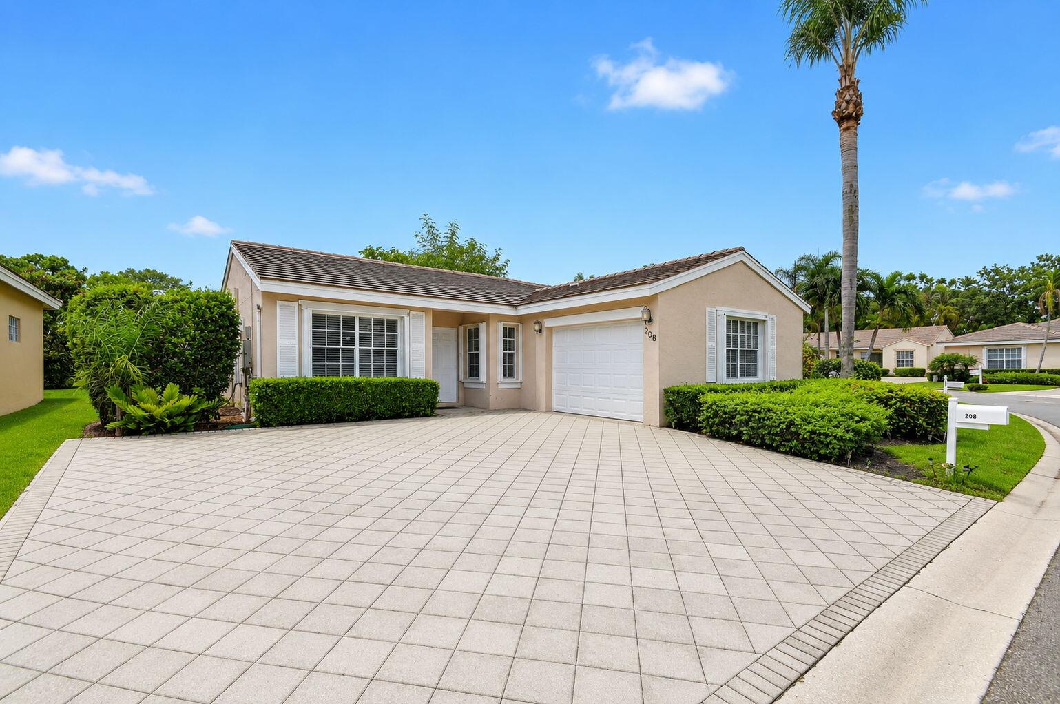 Foto de propiedad en 208 CARIBE Court, Greenacres, FL 33413 Greenacres con MLS# 