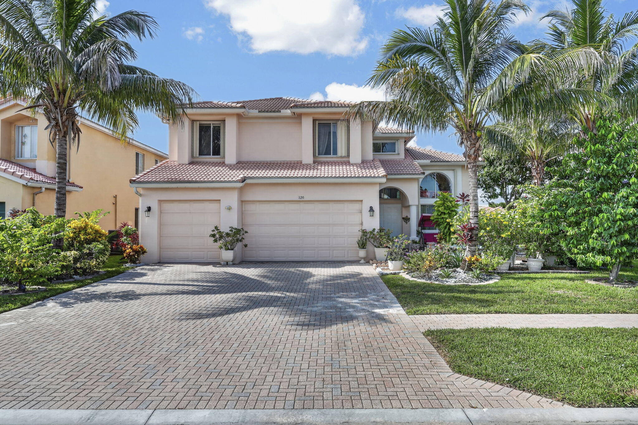 Foto de propiedad en 120 ISOLA Circle, Royal Palm Beach, FL 33411 Royal Palm Beach con MLS# 